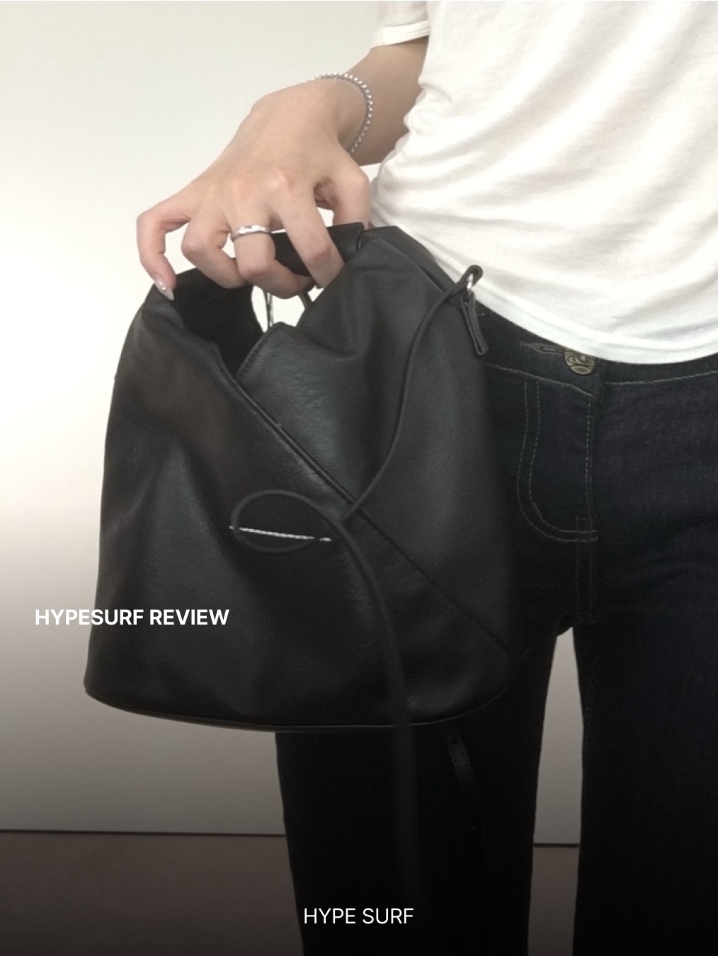 MM6 Maison Margiela Japanese Classic Crossbody Bag Black 착용 스타일 - 2