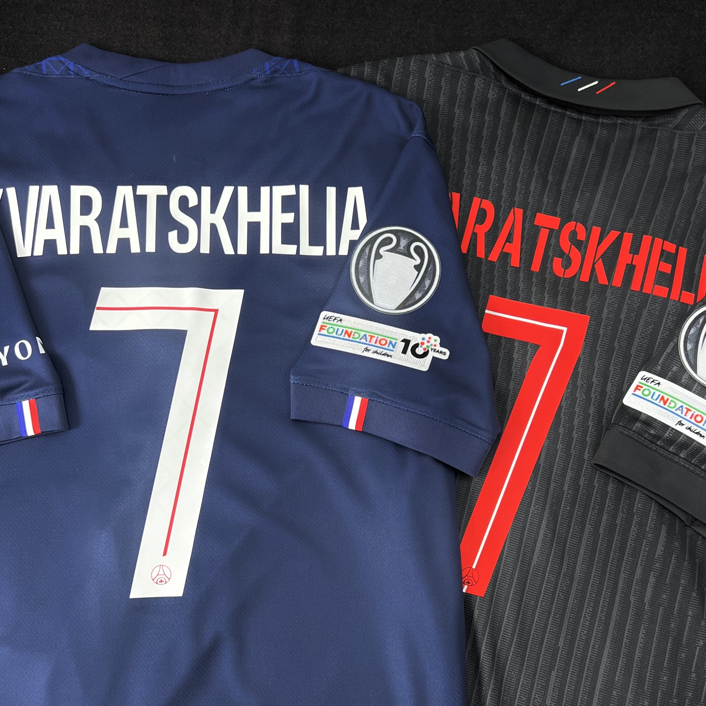 Nike Paris Saint-Germain 2025/26 Stadium Home Dri-Fit Soccer Replica Jersey Midnight Navy (Non Marking Ver.), Nike Paris Saint-Germain 2024/25 Dri-Fit Stadium Home Replica Jersey Midnight Navy (Non Marking Ver.) 착용 스타일