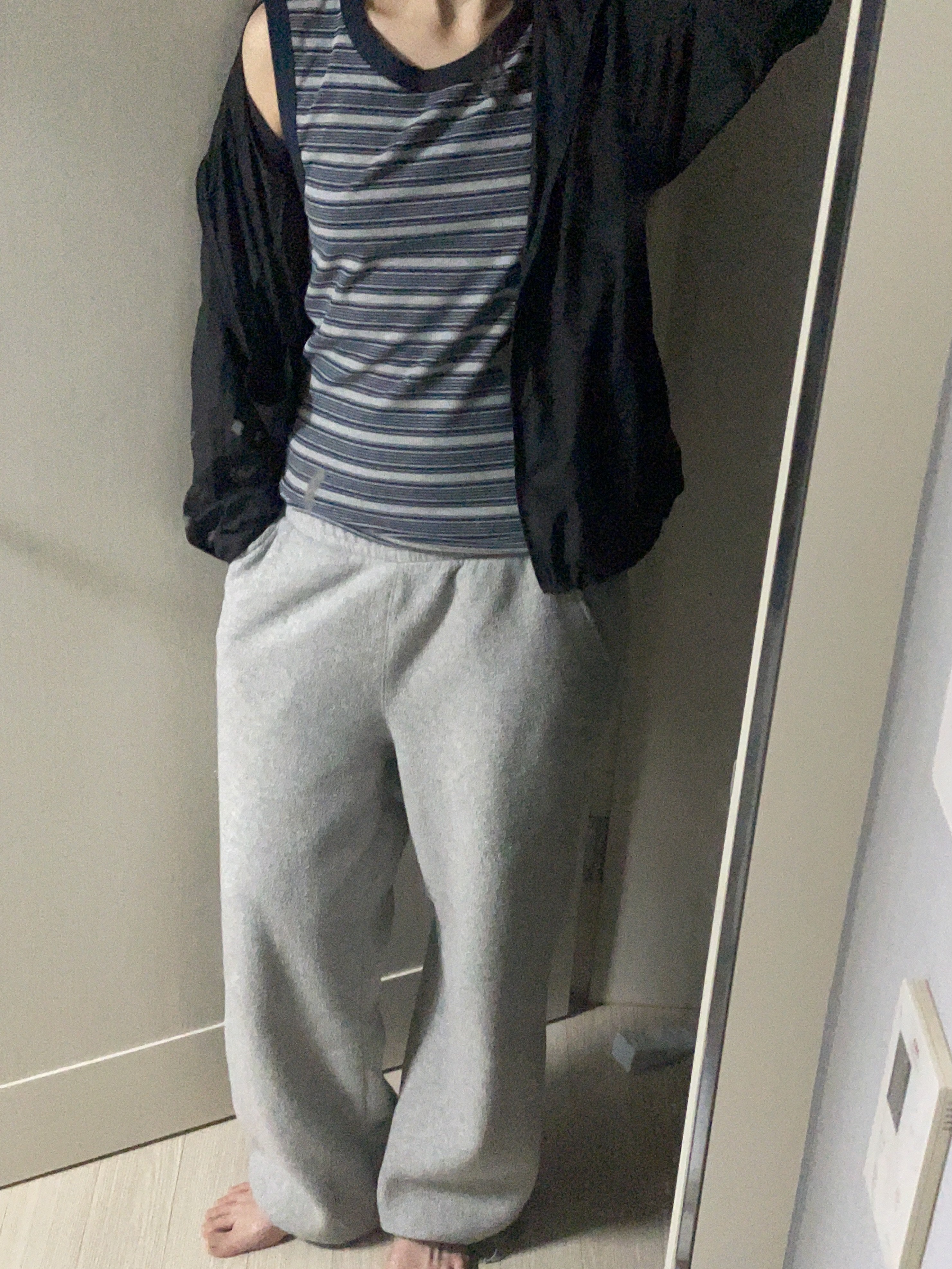 Waviness Sheer Stripe Sleeveless Grey Navy 착용 스타일