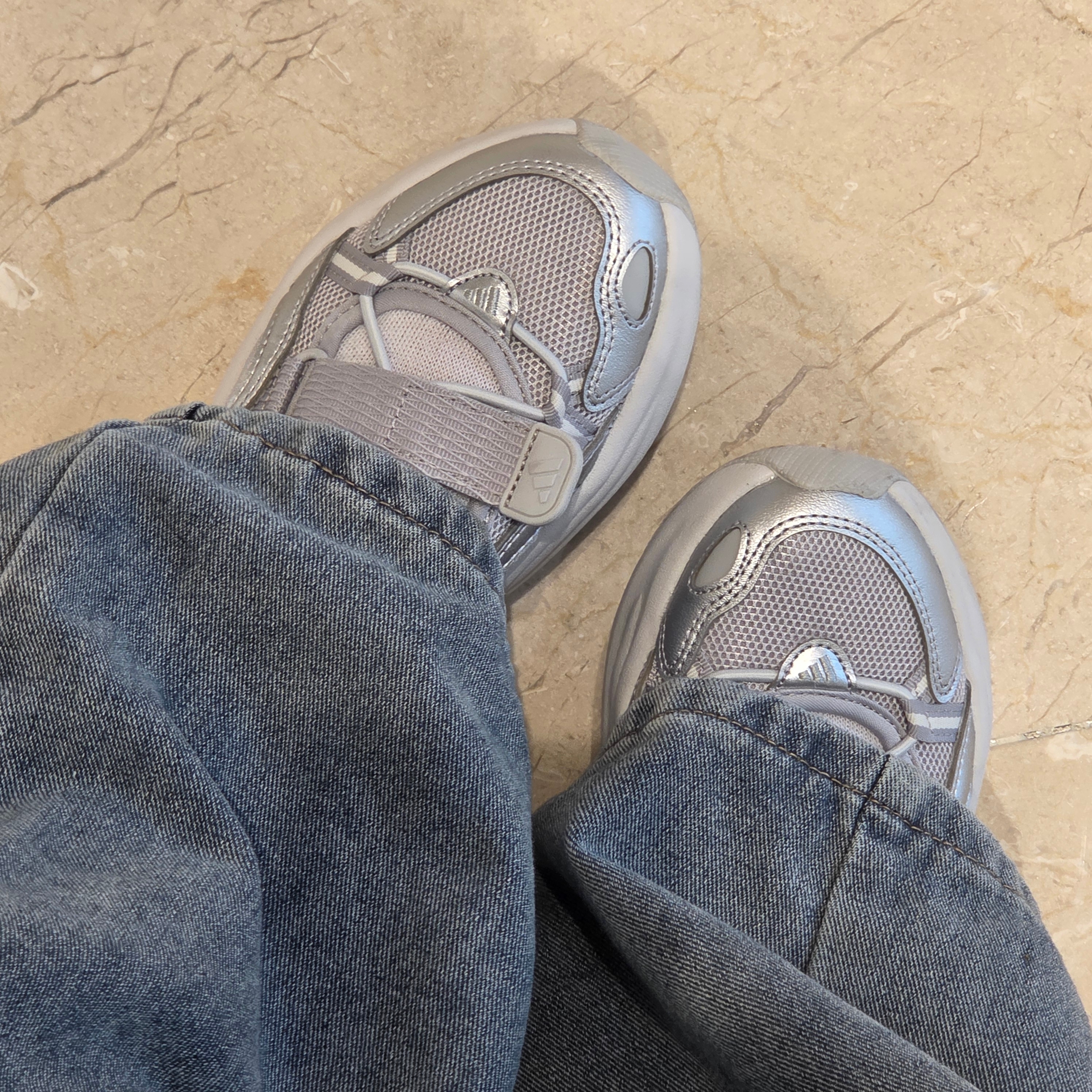 (W) Adidas Ozwave Sandal Grey Two Silver Metallic 착용 스타일