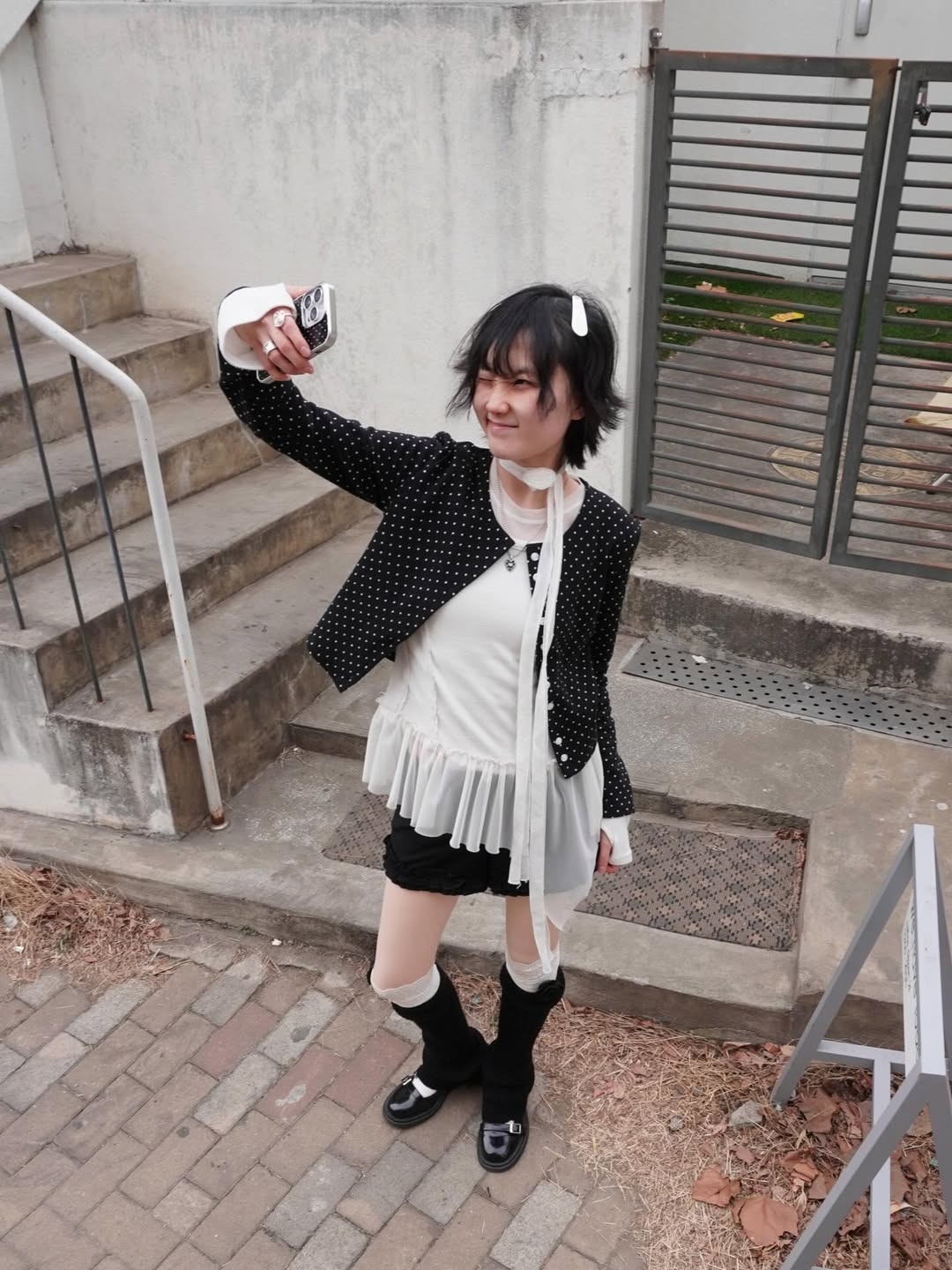 Rosefrantz Dot Button Point Cardigan [Black] 착용 스타일 - 5