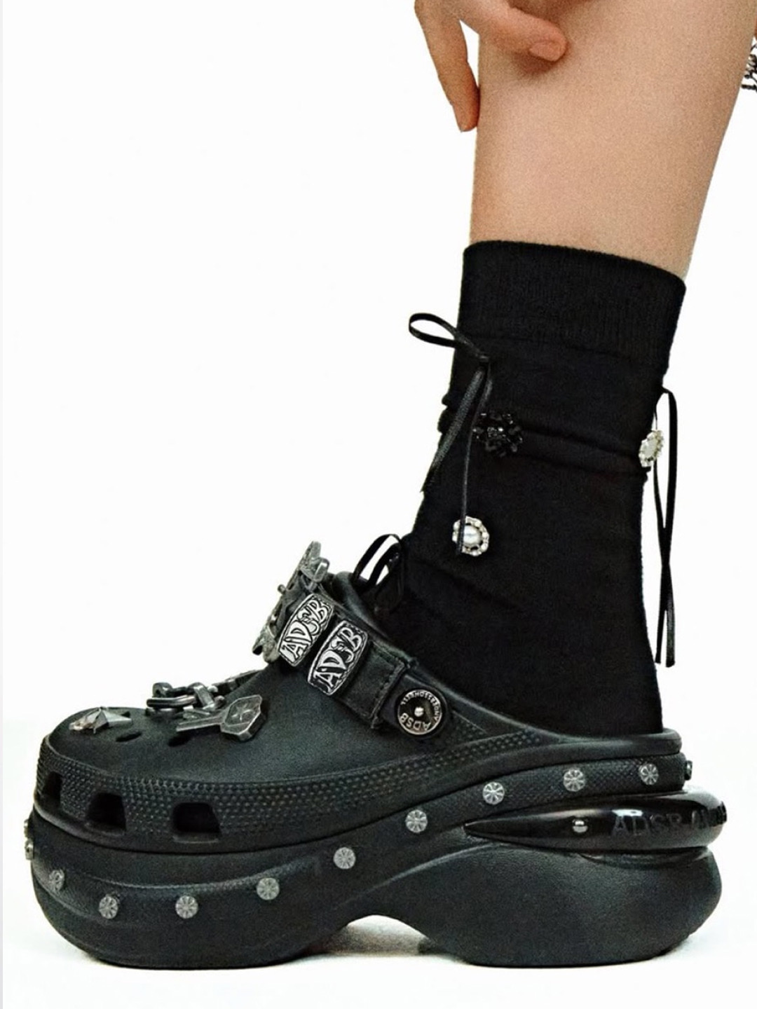 (W) Crocs x Andersson Bell Bae Clog Black, Crocs x Andersson Bell Classic Clog Black 착용 스타일 - 3