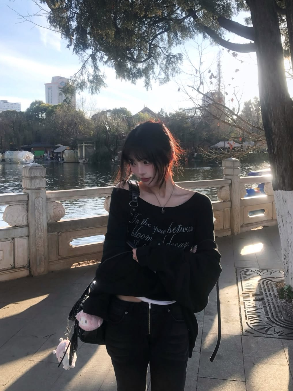 Rosefrantz Lettering Angel Long Sleeve [Black] 착용 스타일 - 2