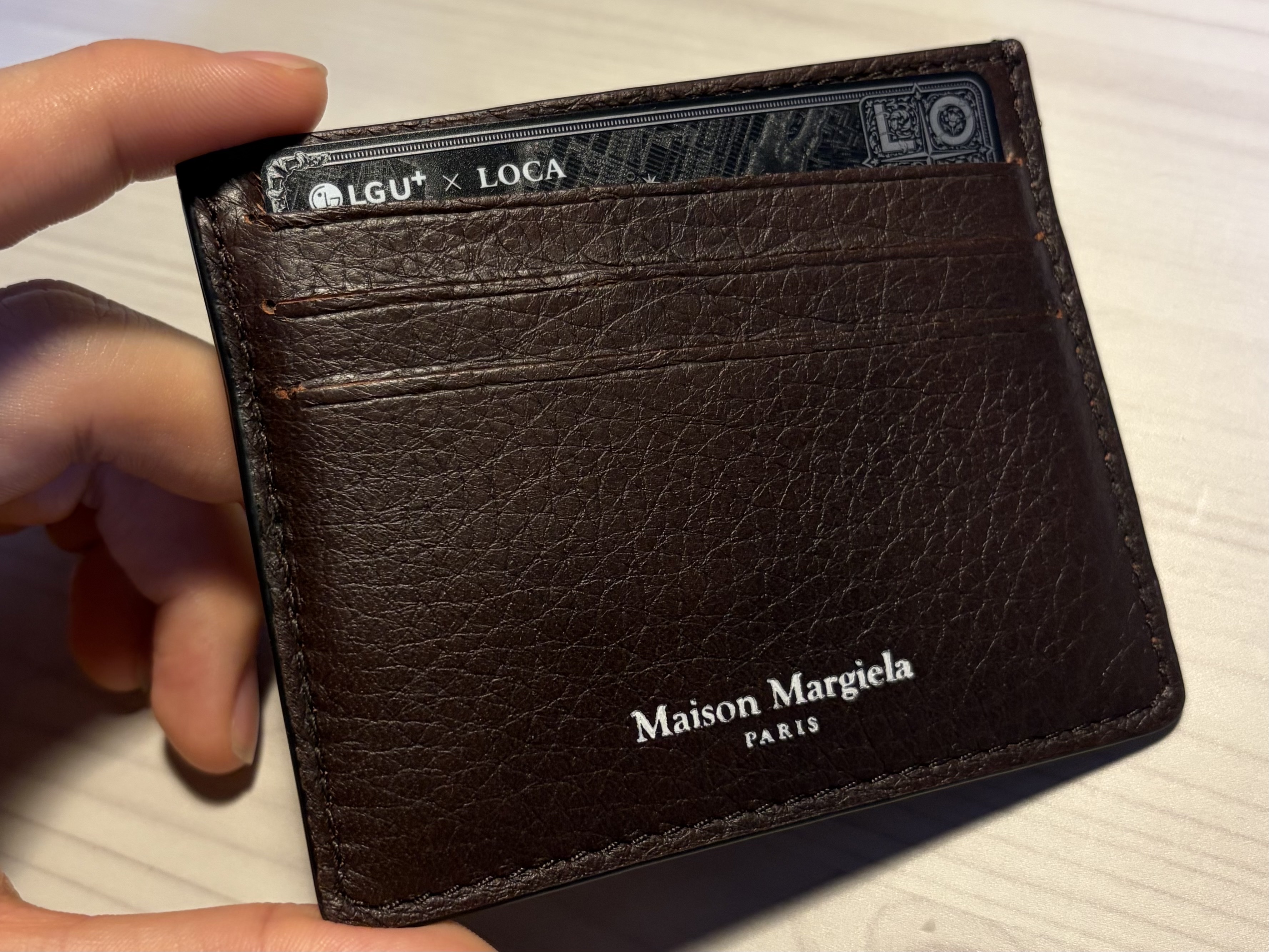 Maison Margiela Leather Card Holder Brown 착용 스타일 - 2