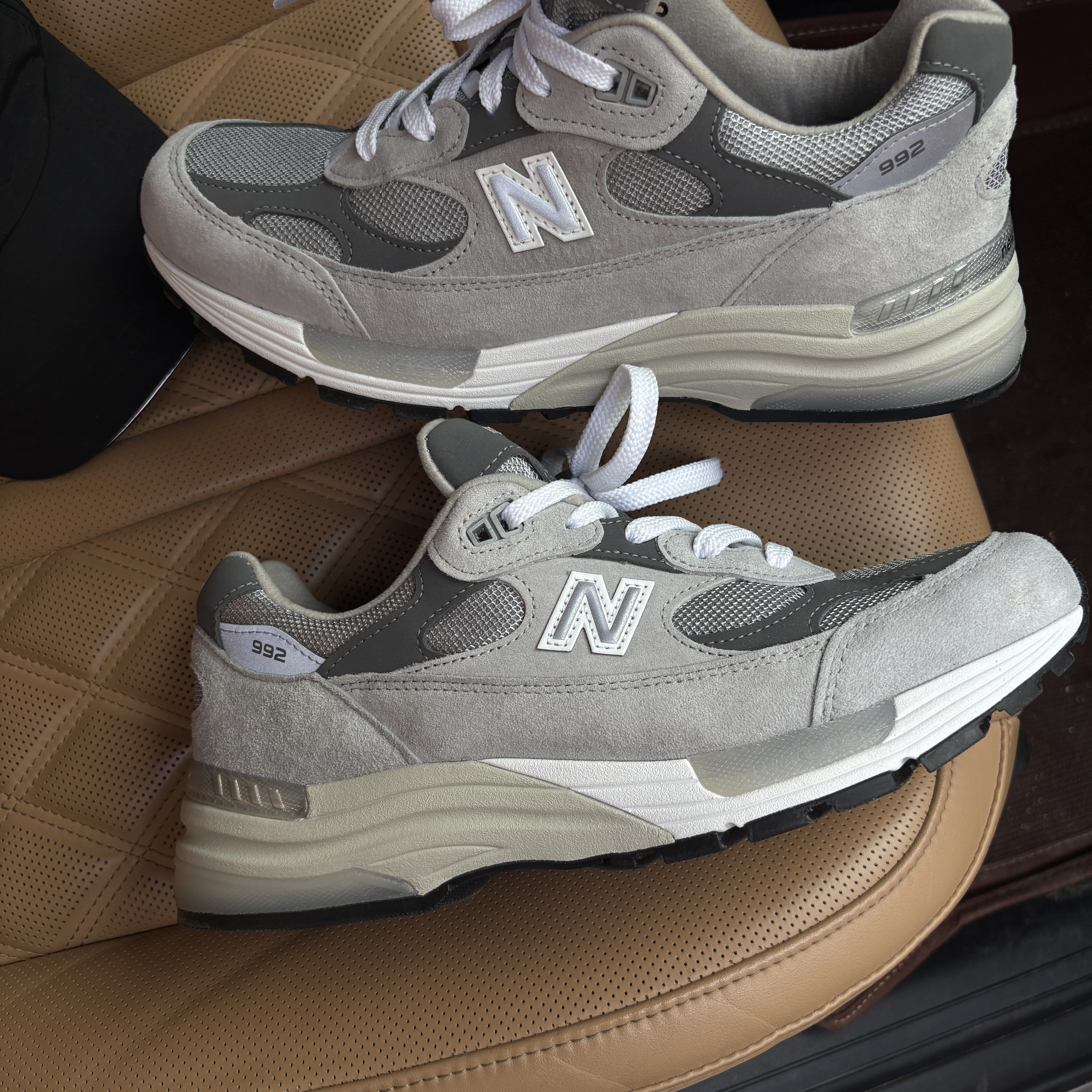 New Balance 992 Made in USA Core Grey Silver Metallic 착용 스타일