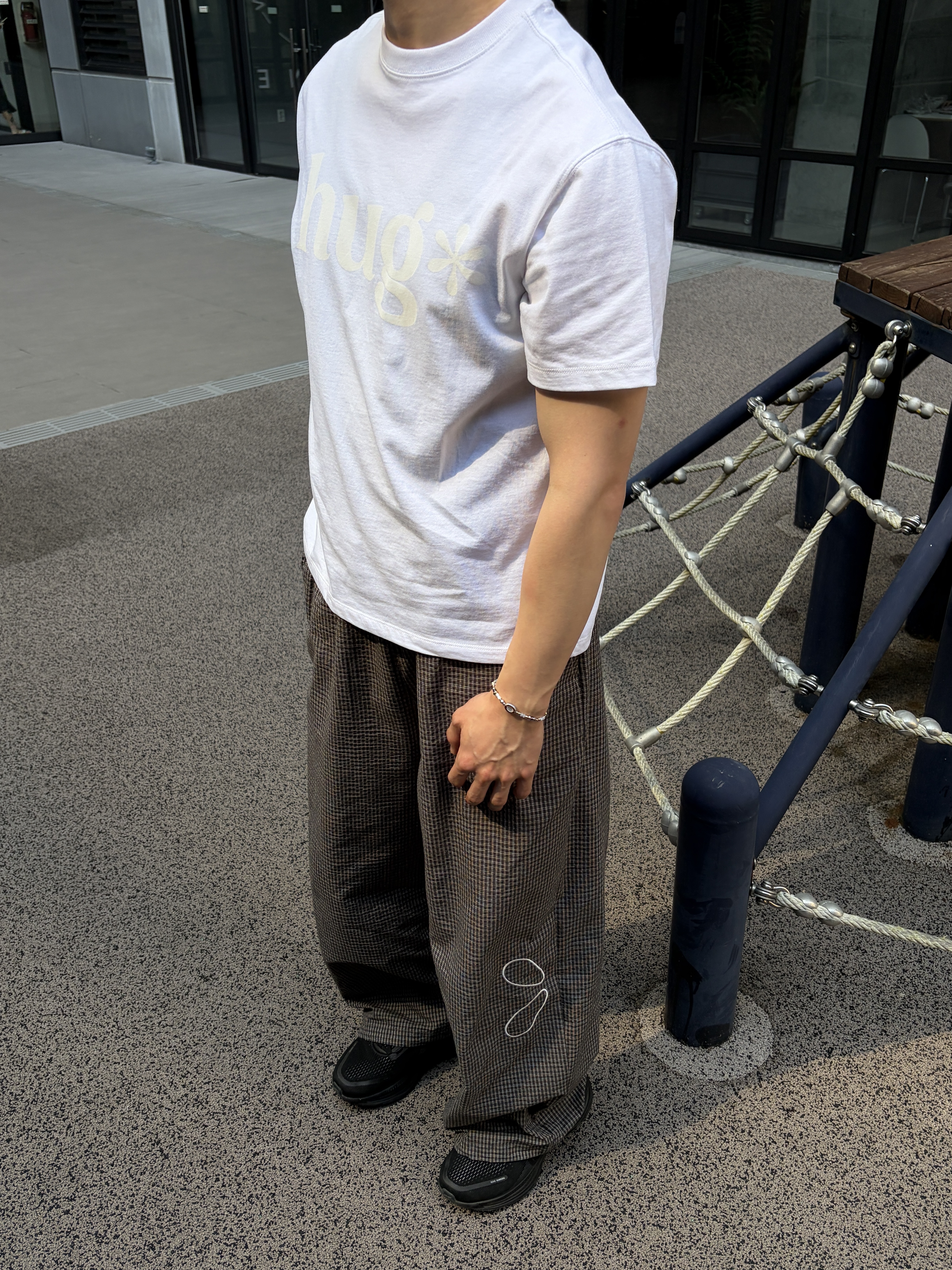 Riomeu Hug Rio Short Sleeve T-shirt Ivory, Riomeu Signature Wide Check Pants Charcoal 착용 스타일