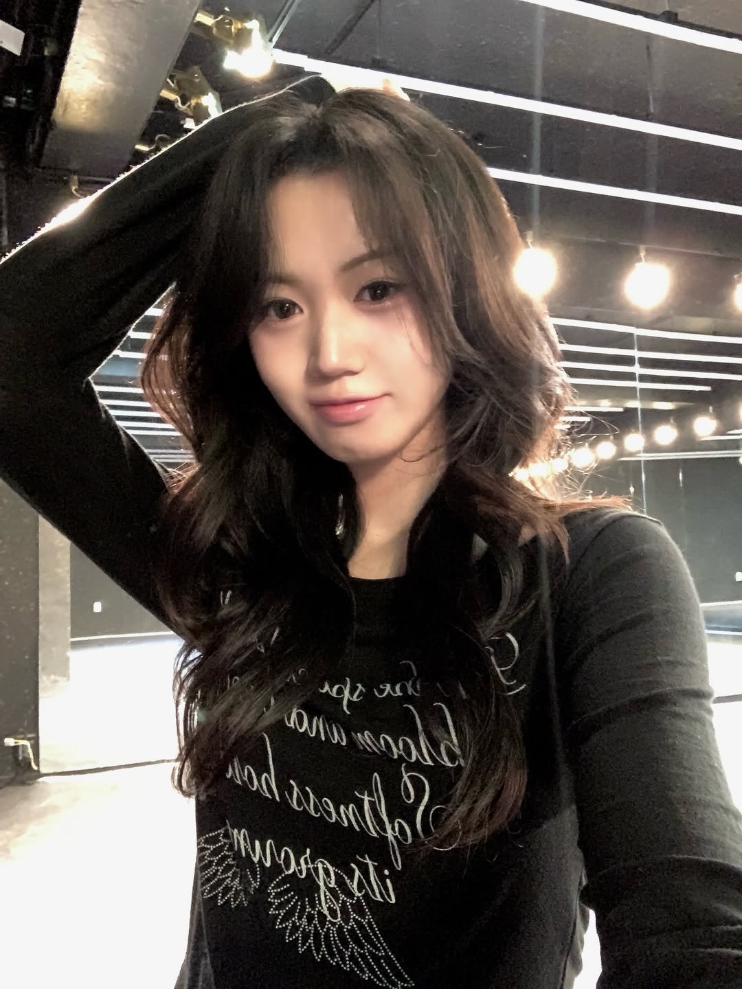 Rosefrantz Lettering Angel Long Sleeve [Black] 착용 스타일 - 1