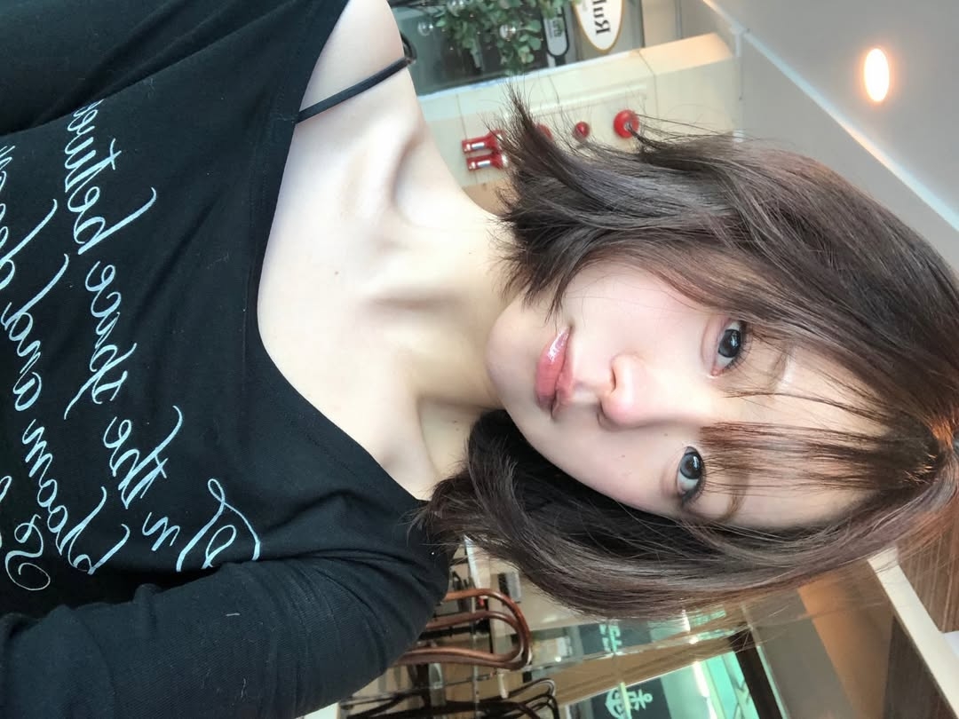 Rosefrantz Lettering Angel Long Sleeve [Black] 착용 스타일 - 5