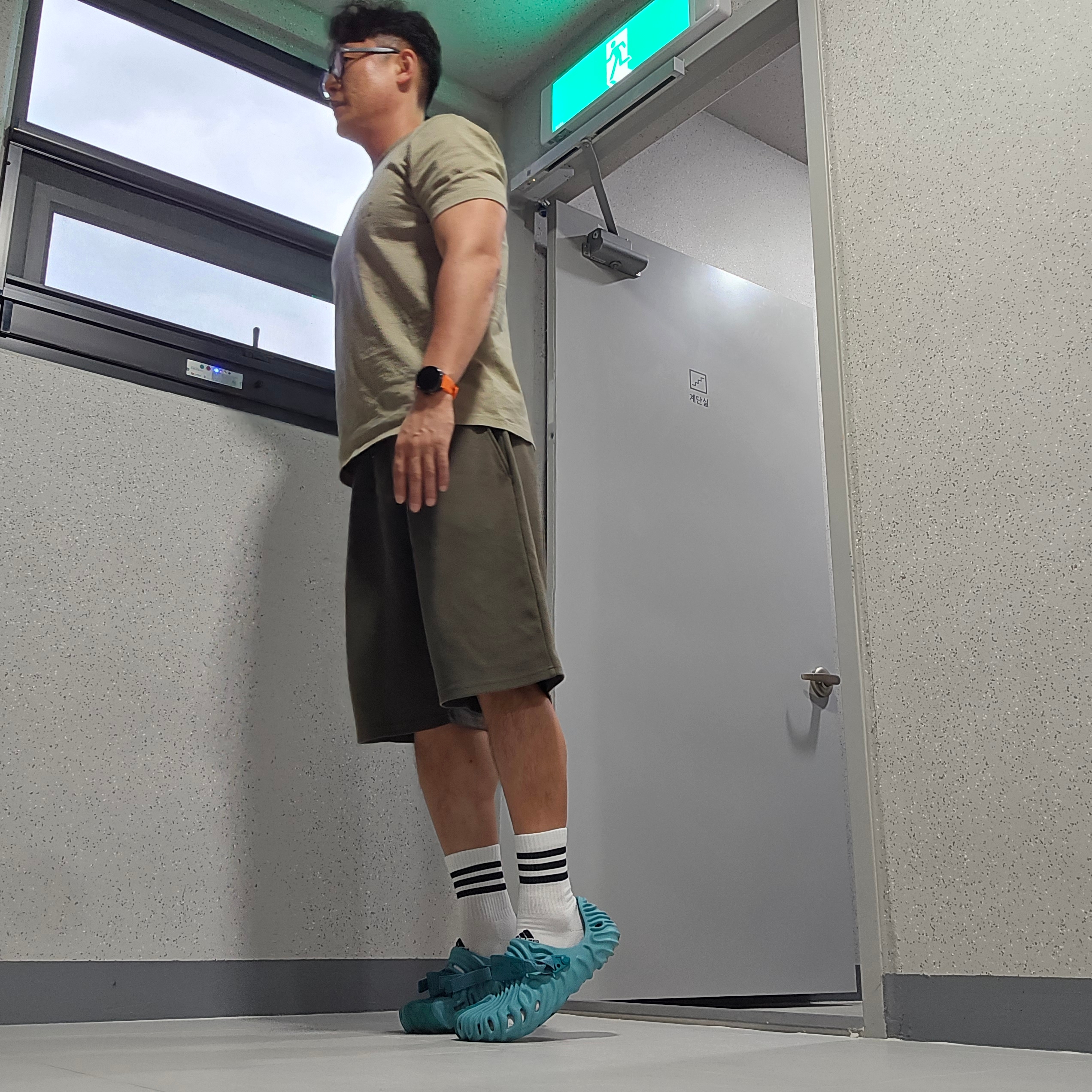 Crocs x Salehe Bembury Pollex Clog Tide 착용 스타일 - 1