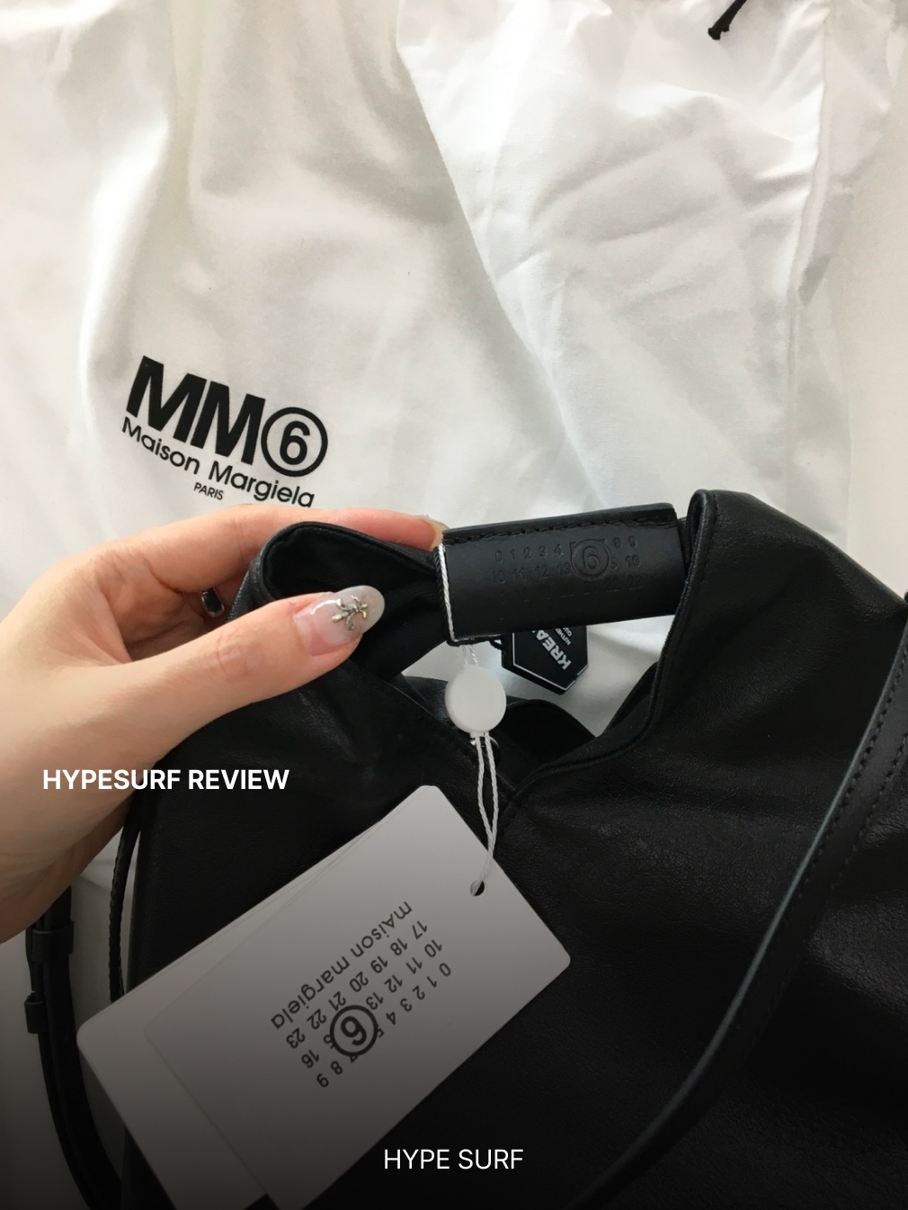 MM6 Maison Margiela Japanese Classic Crossbody Bag Black 착용 스타일 - 4
