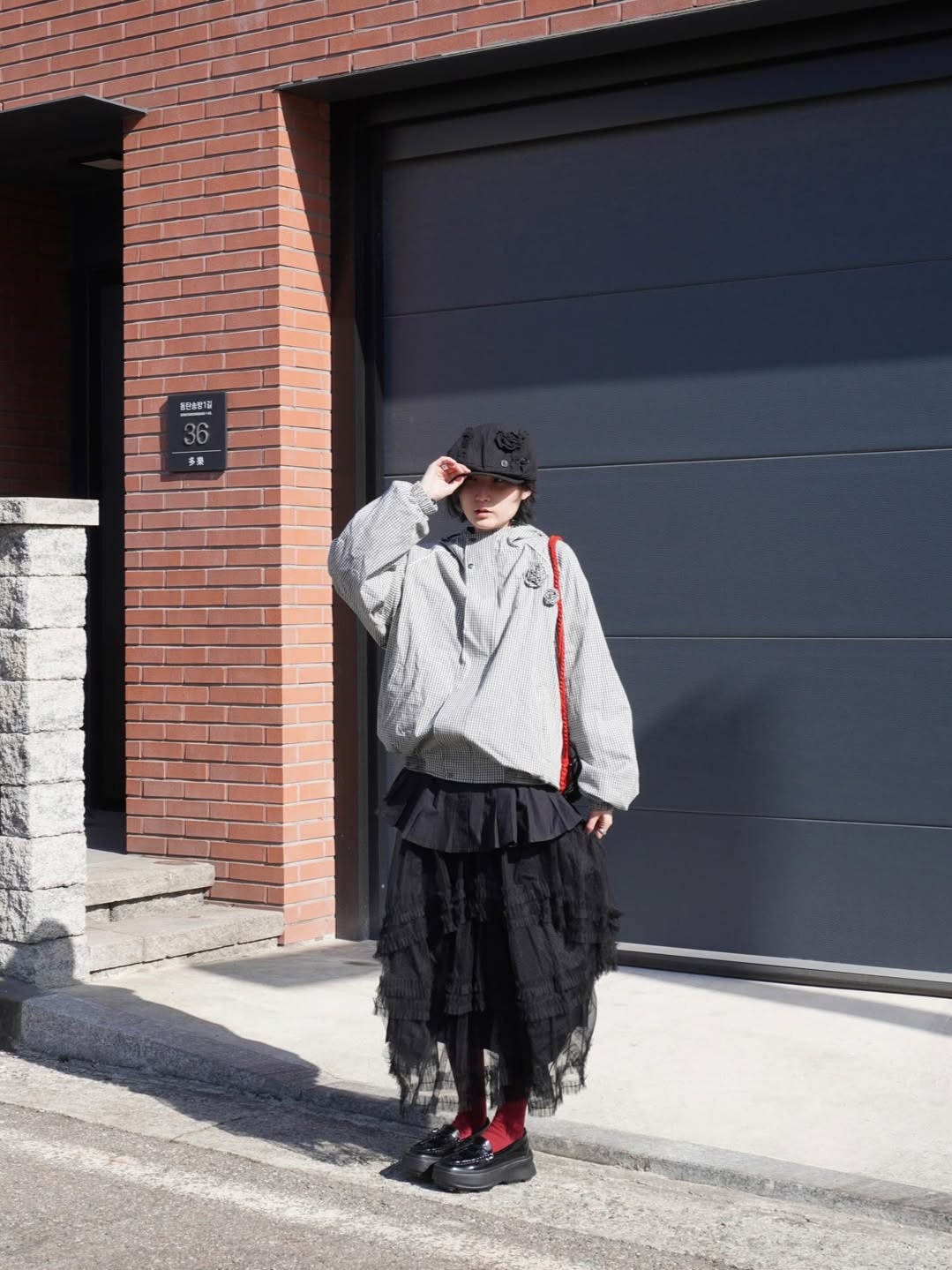 Rosefrantz Rose Corsage Check Windbreaker [Black] 착용 스타일 - 5