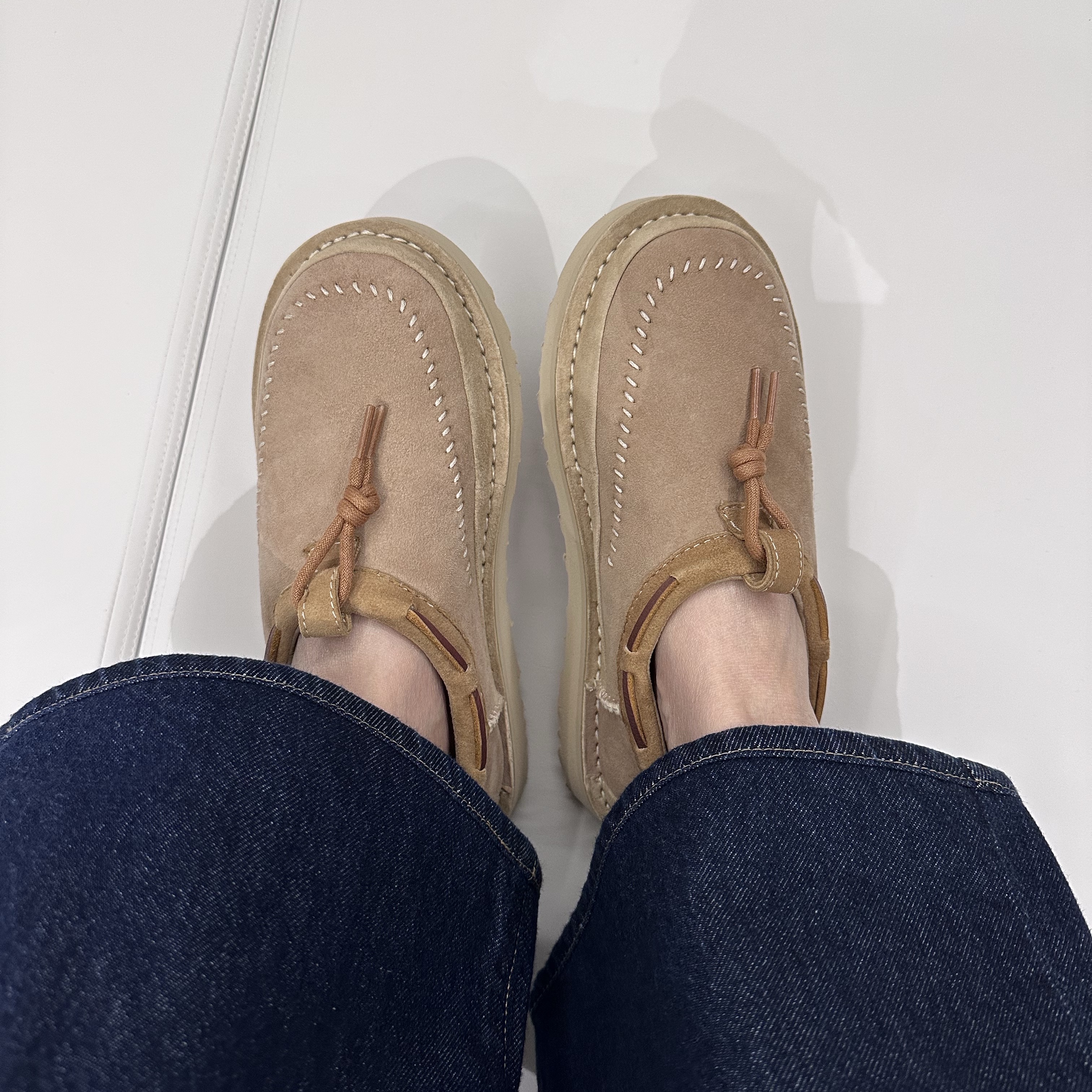 (W) UGG Tasman Crafted Regenerate Slipper Sand 착용 스타일 - 2