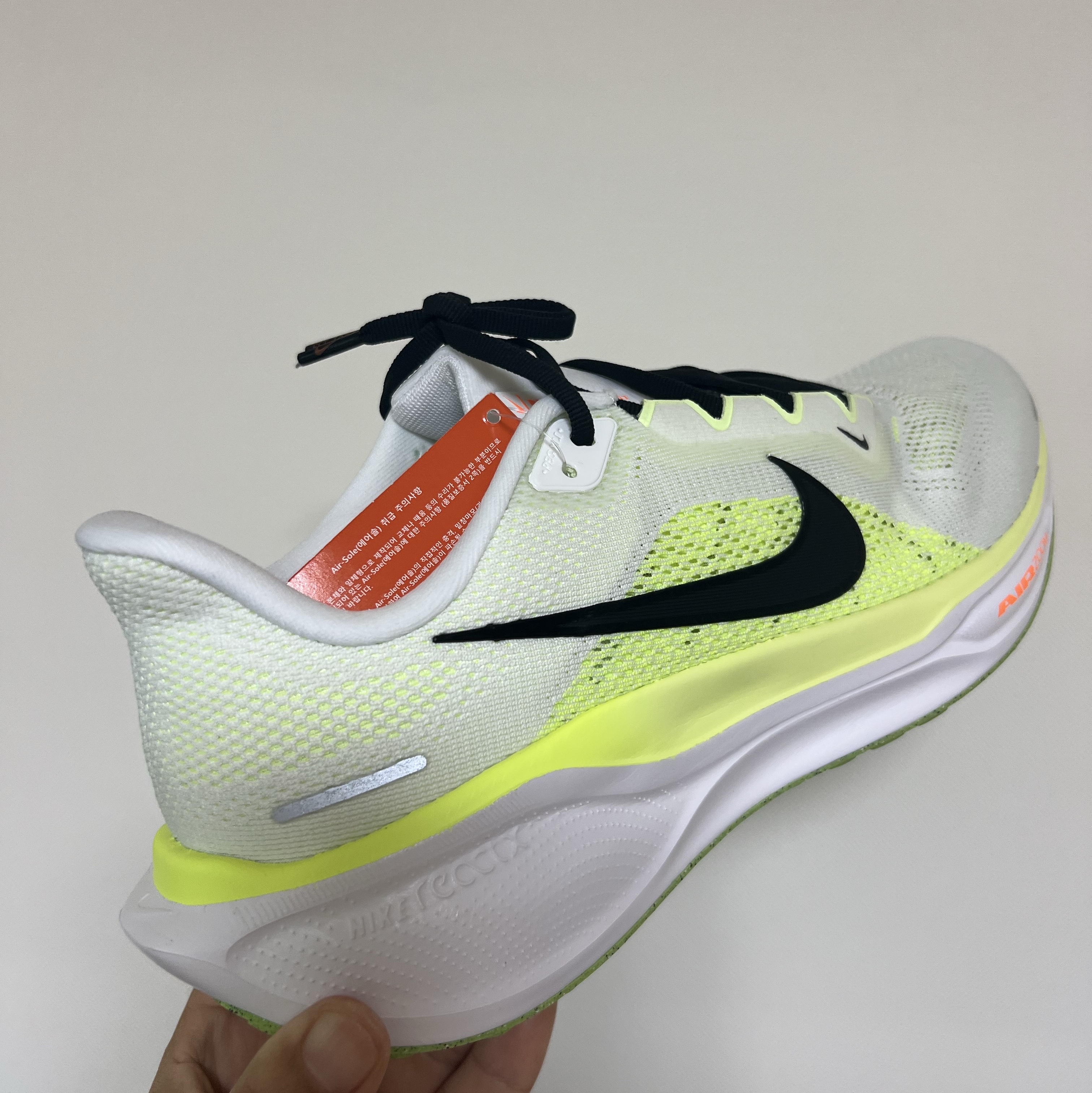 Nike Air Zoom Pegasus 41 White Volt Ice 착용 스타일 - 2