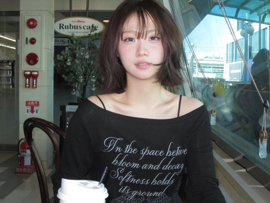 Rosefrantz Lettering Angel Long Sleeve [Black] 착용 스타일 - 1