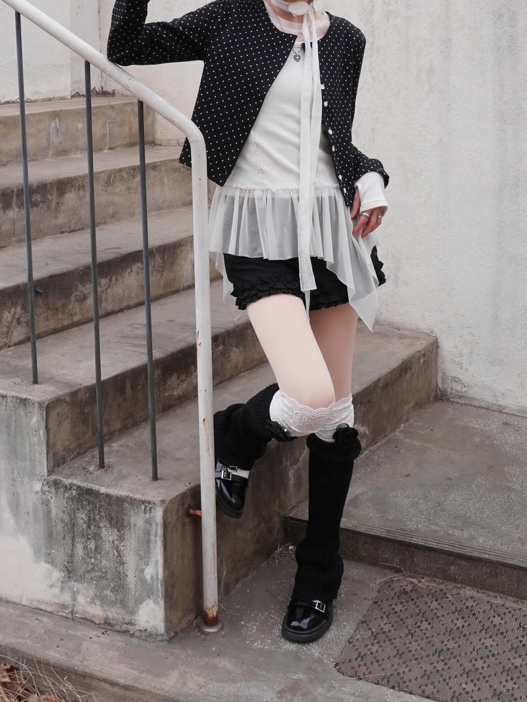 Rosefrantz Dot Button Point Cardigan [Black] 착용 스타일 - 1