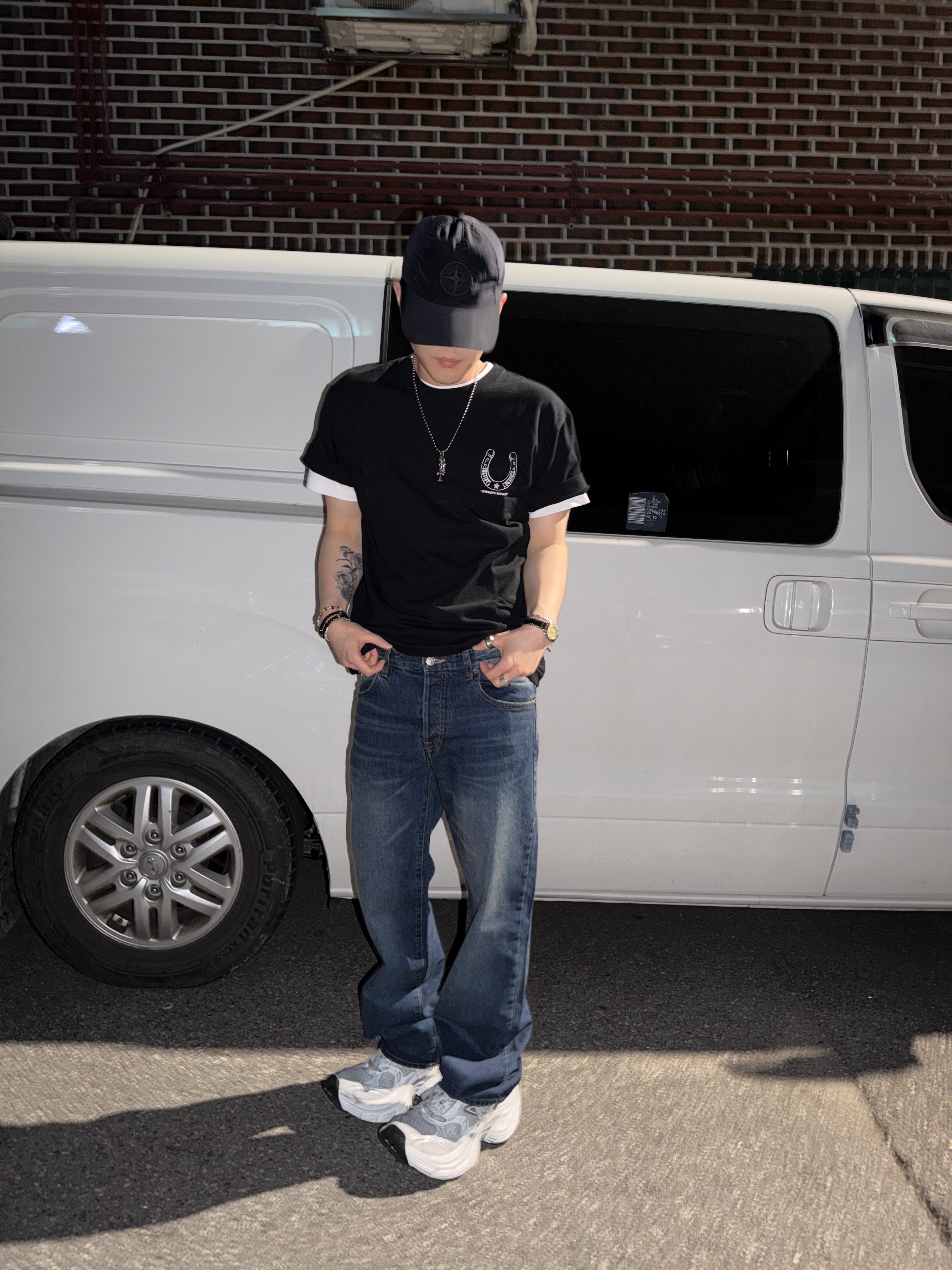 Thevinylhouse Lucky House Tee Black 착용 스타일 - 1