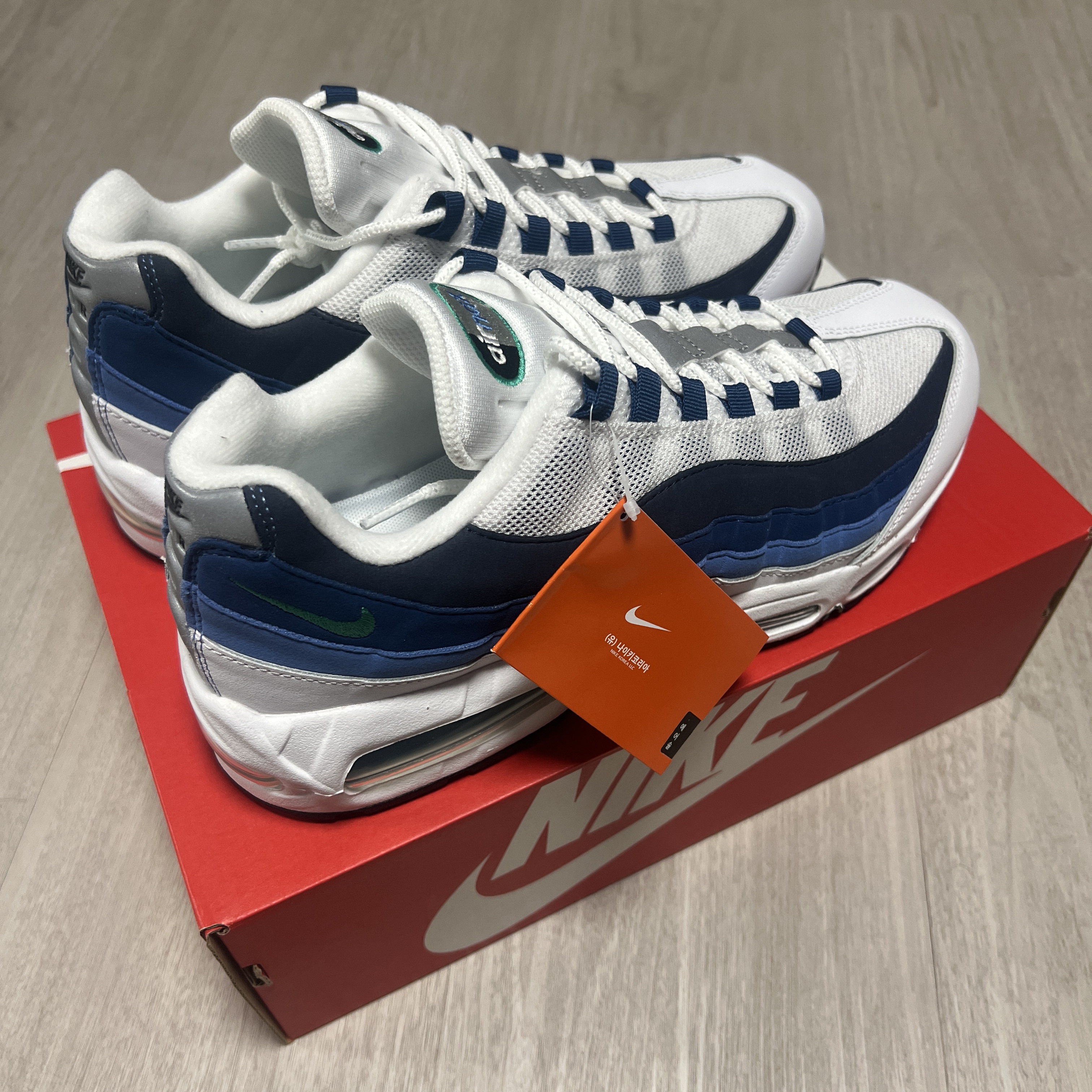 Nike Air Max 95 Big Bubble White Emerald Green, Nike Air Max 95 White Slate Blue 착용 스타일 - 2
