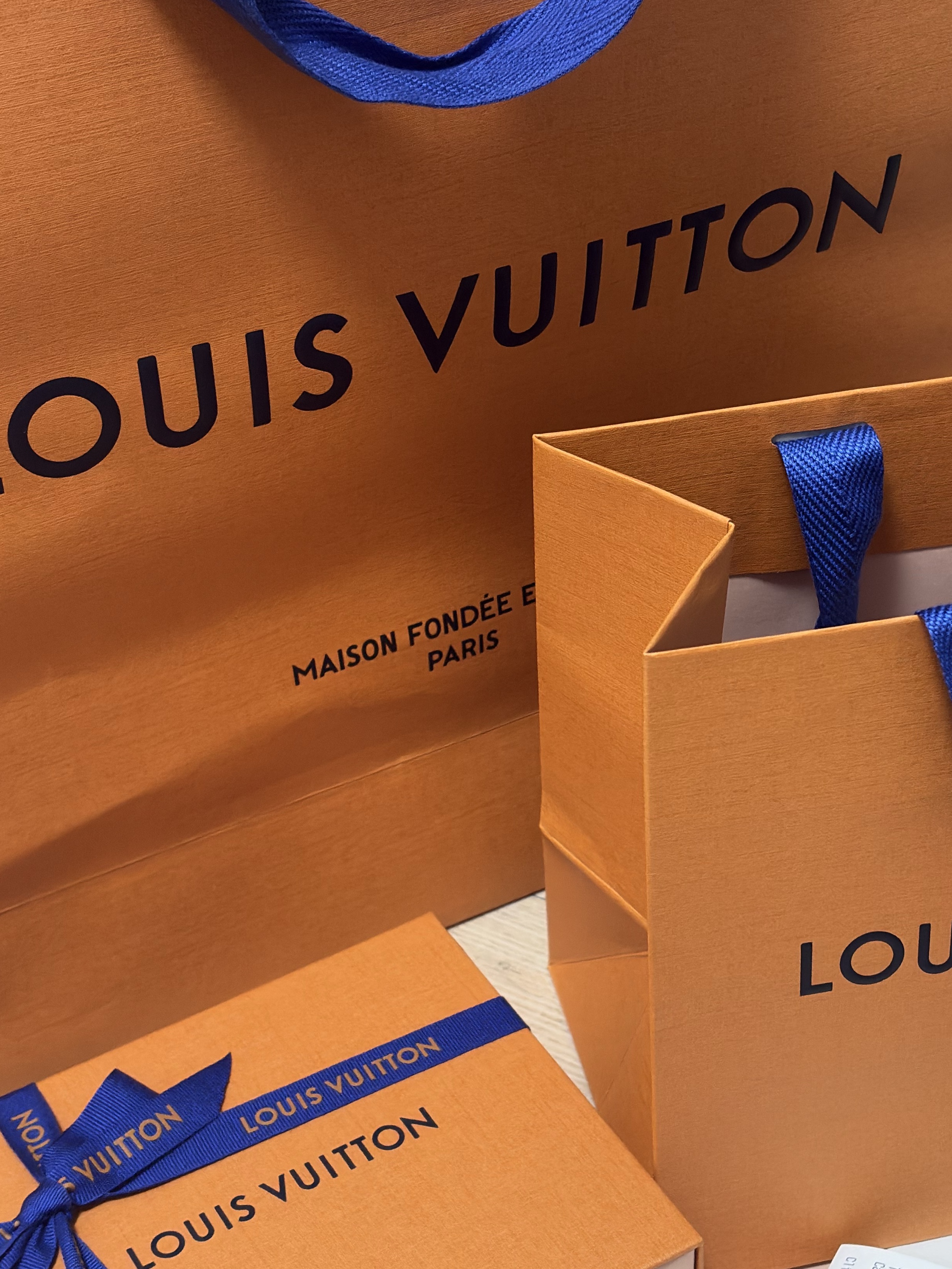 Louis Vuitton Multiple Wallet Navy Blue 착용 스타일 - 3