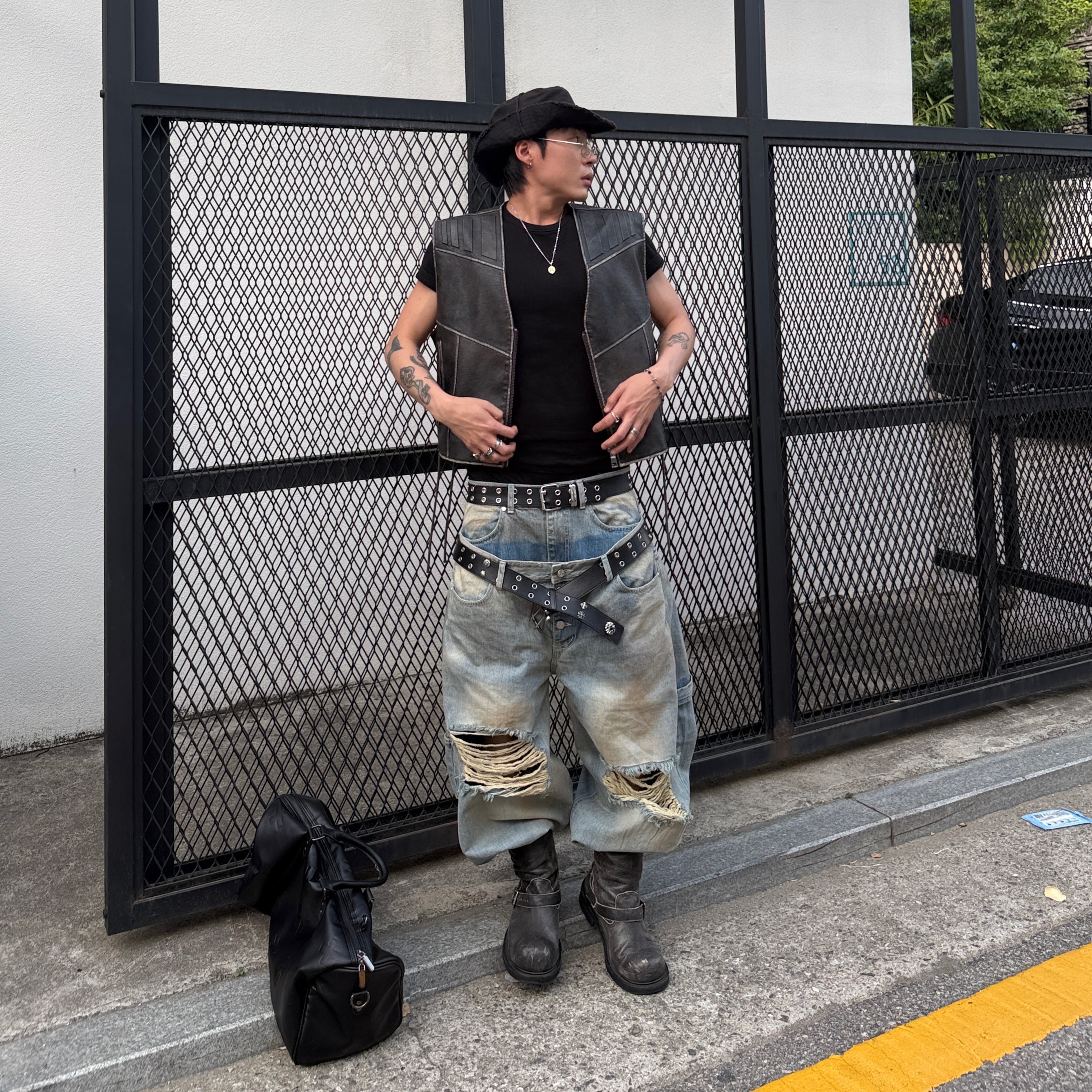 Jacquemus Le Bob Artichaut Bucket Hat Black 착용 스타일 - 4