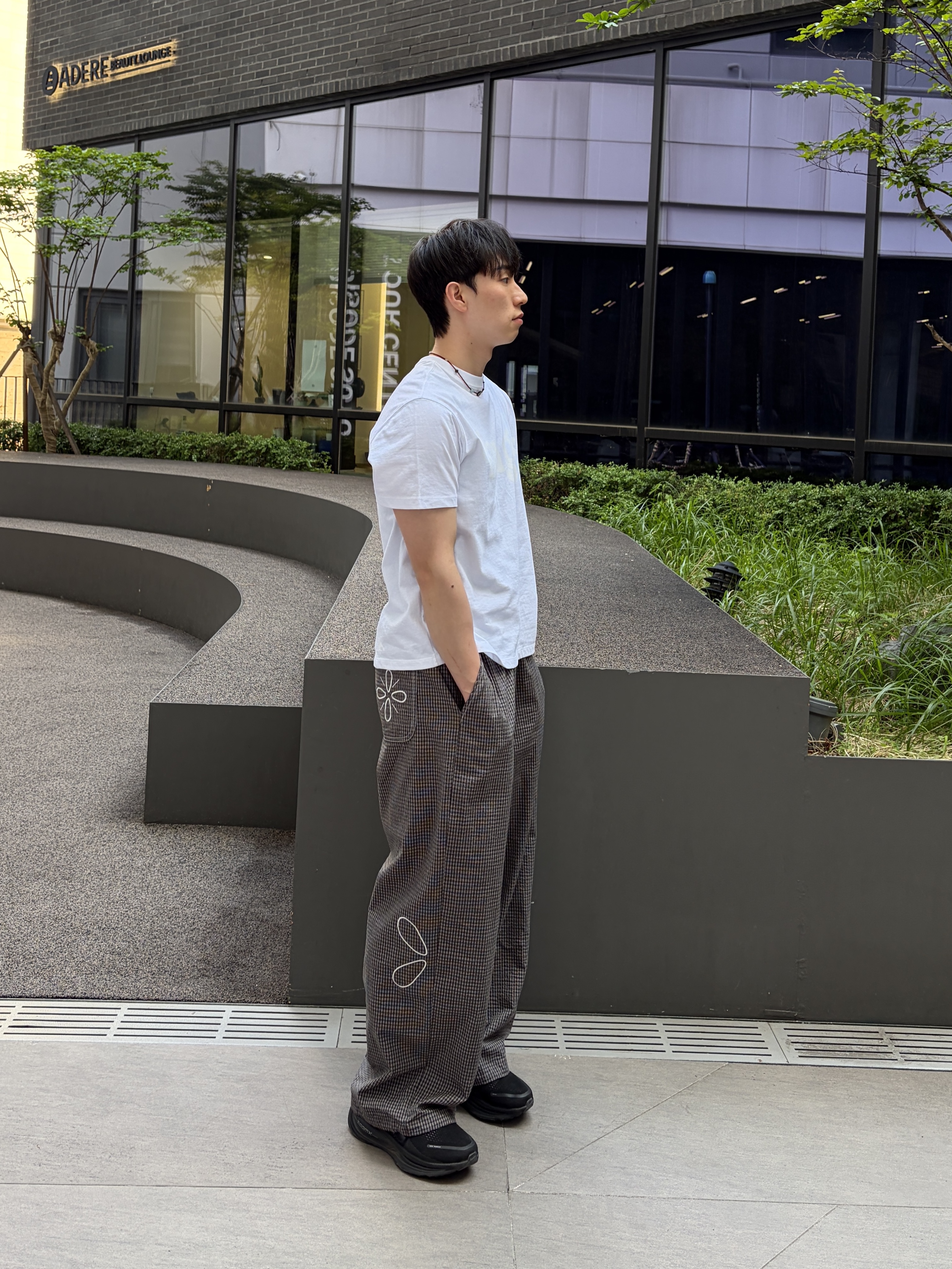 Riomeu Hug Rio Short Sleeve T-shirt Ivory, Riomeu Signature Wide Check Pants Charcoal 착용 스타일 - 3