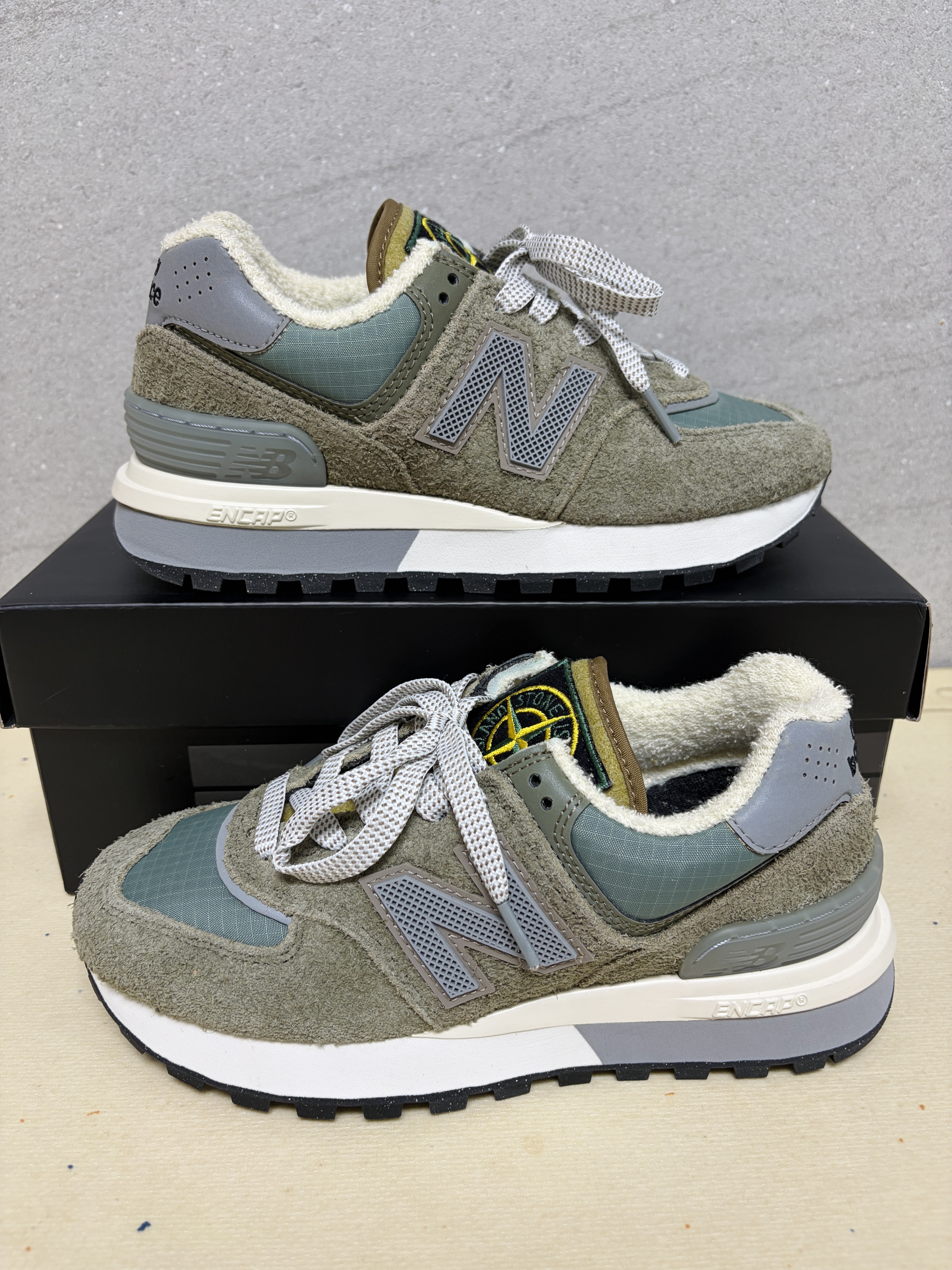 New Balance x Stone Island 574 Legacy Green 착용 스타일 - 3