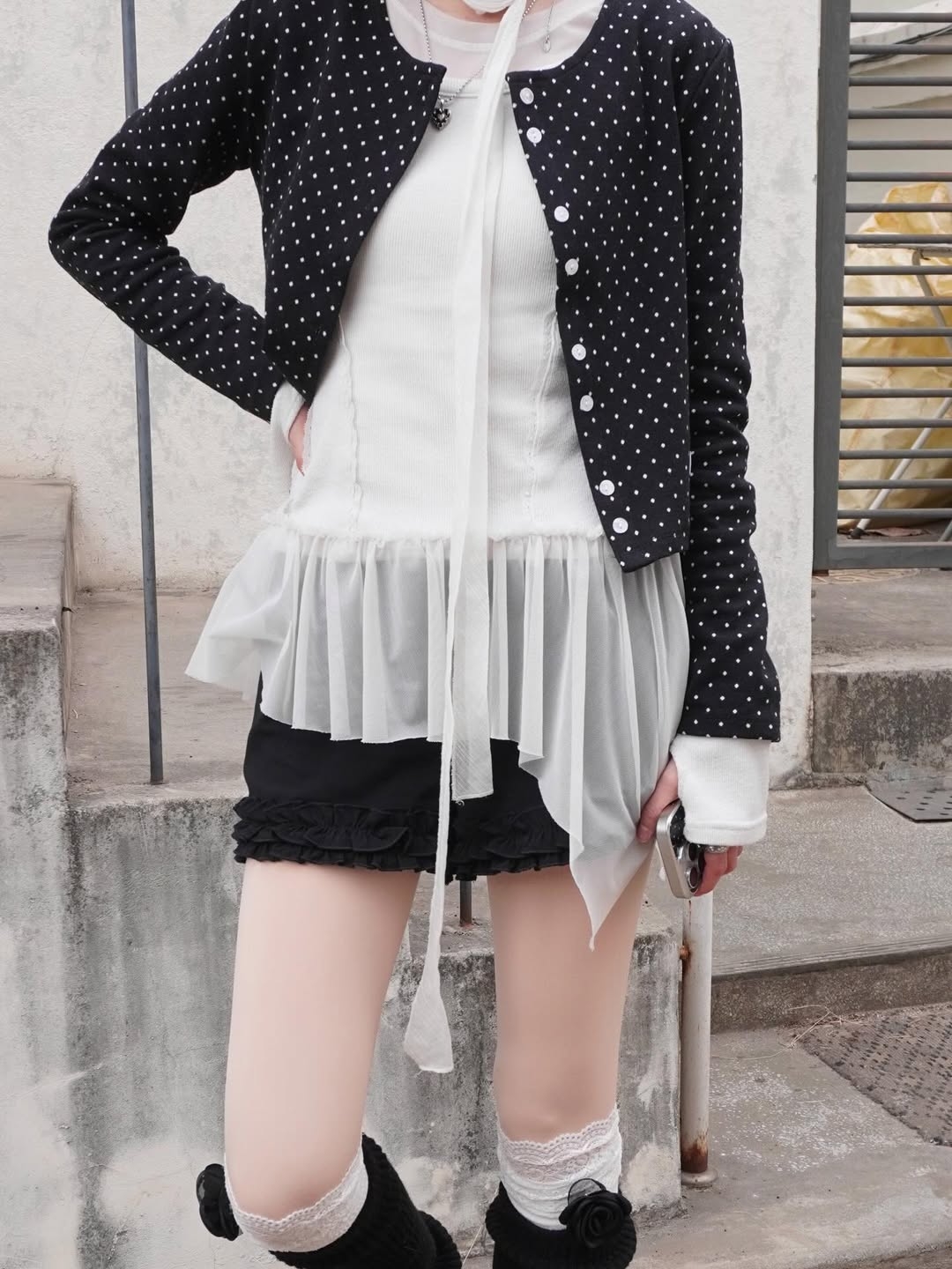Rosefrantz Dot Button Point Cardigan [Black] 착용 스타일 - 3