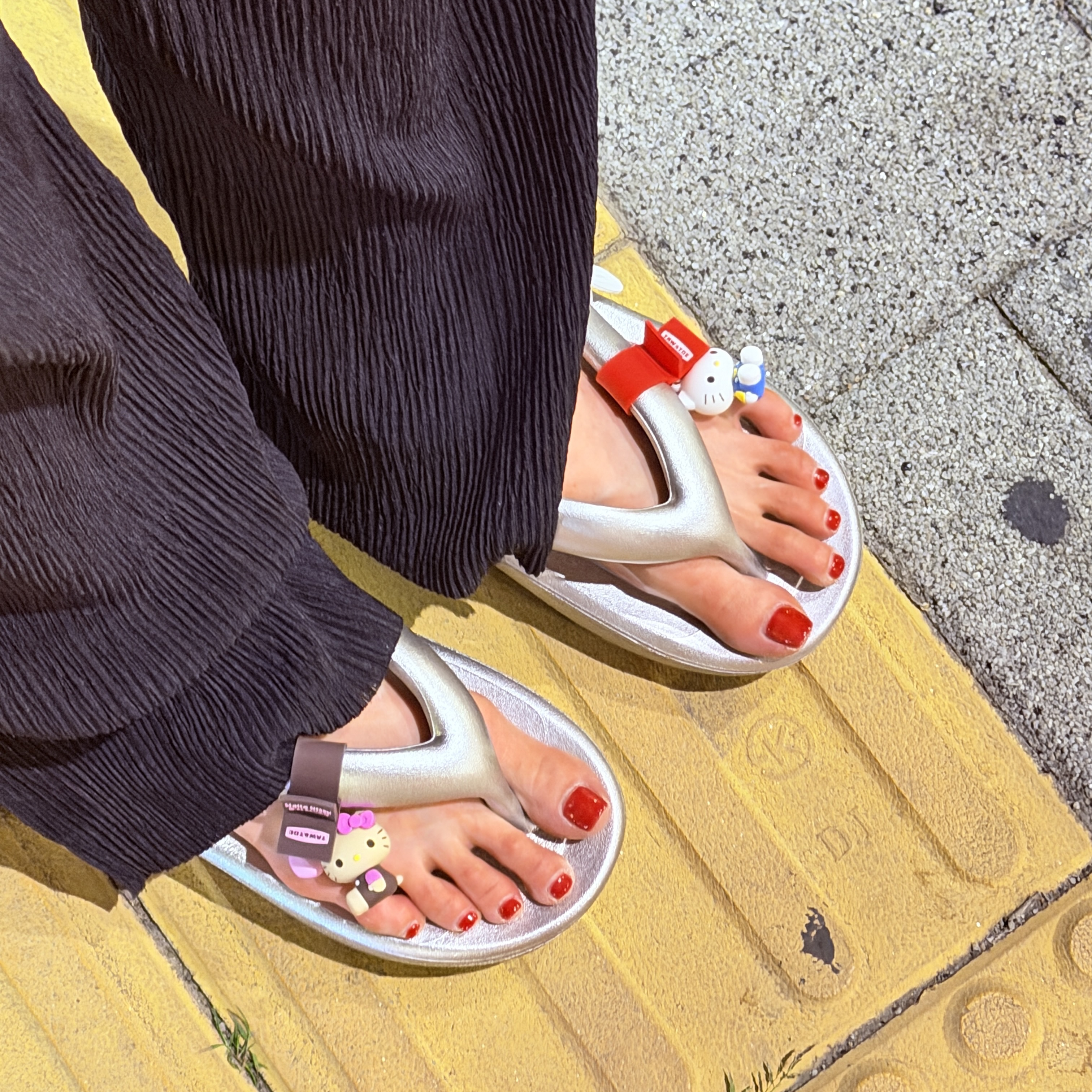 (W) Taw&Toe x Sanrio Flip Flop Zerovity Plumpy Hello Kitty Charm Tag Set Silver, Taw&Toe x Sanrio Tan Hello Kitty Charm Tag Black 착용 스타일