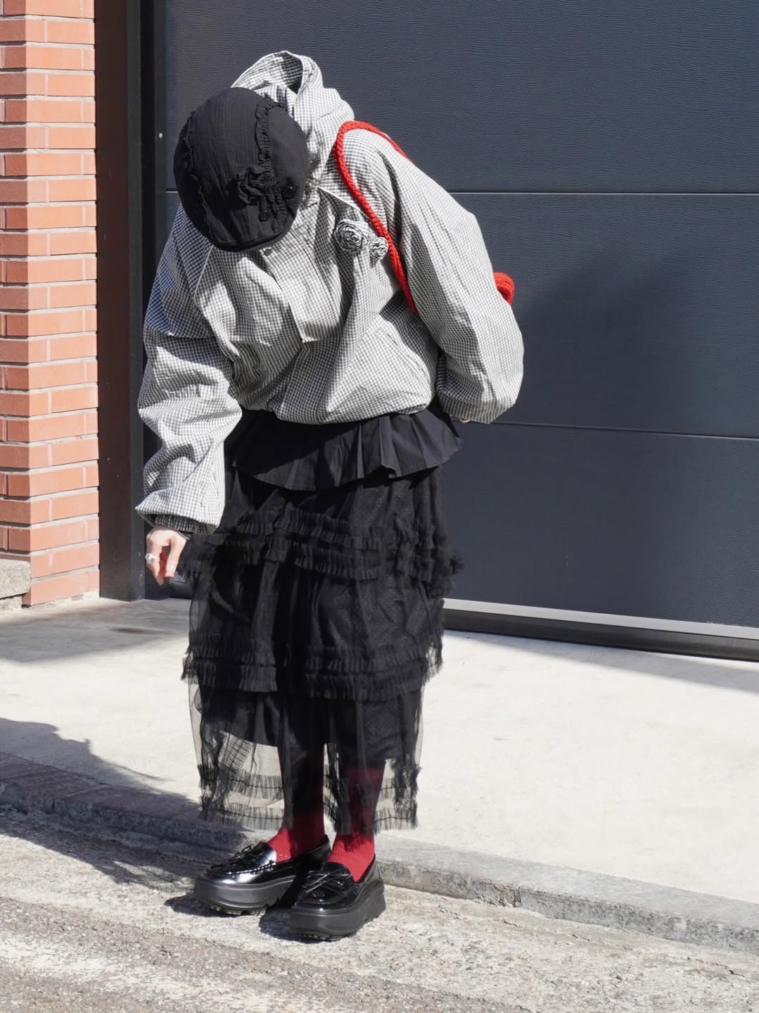 Rosefrantz Rose Corsage Check Windbreaker [Black] 착용 스타일 - 3