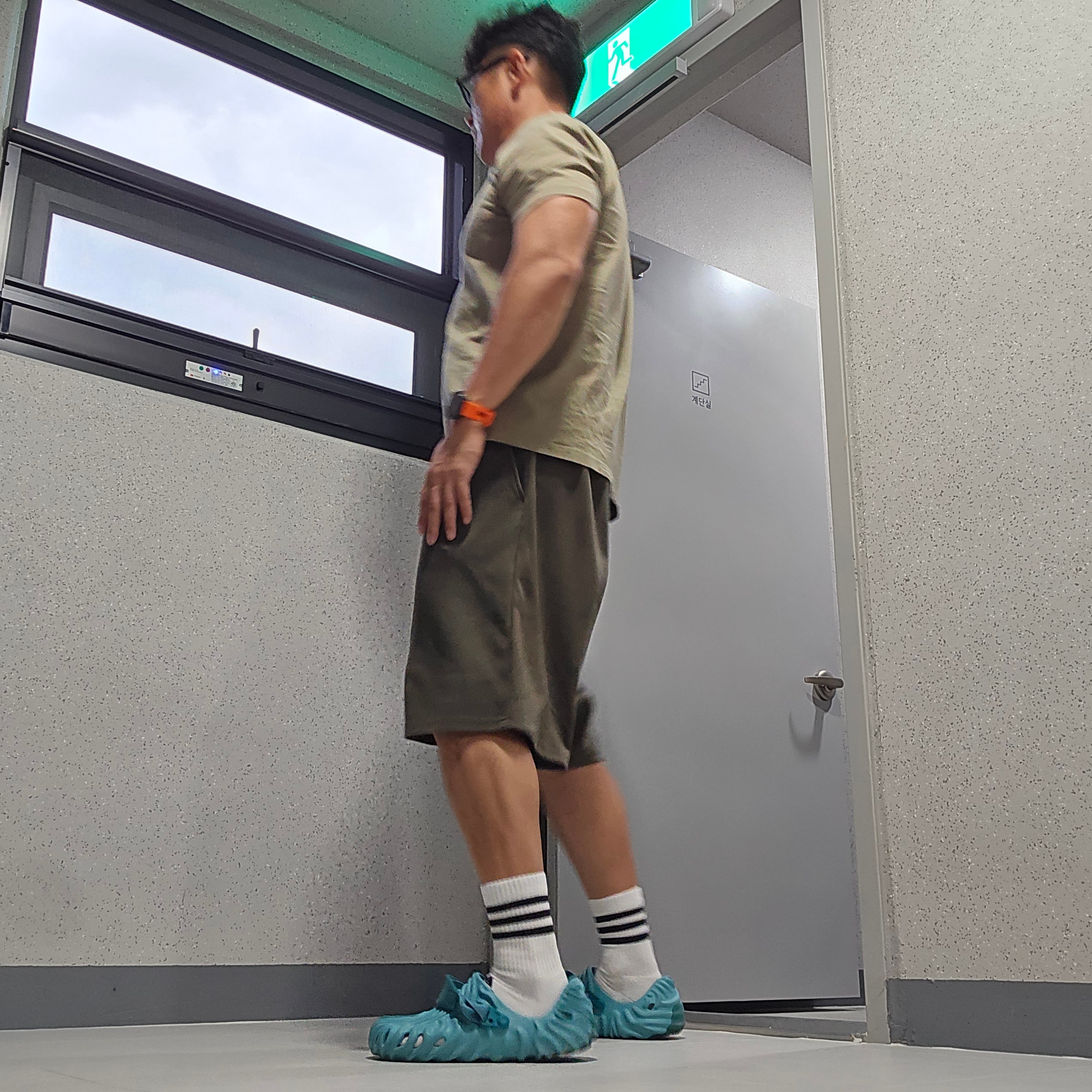Crocs x Salehe Bembury Pollex Clog Tide 착용 스타일 - 2