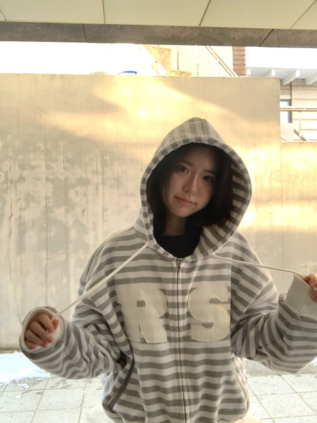 Rosefrantz Patch Stripe Hood Zip-Up [Ivory] 착용 스타일 - 1