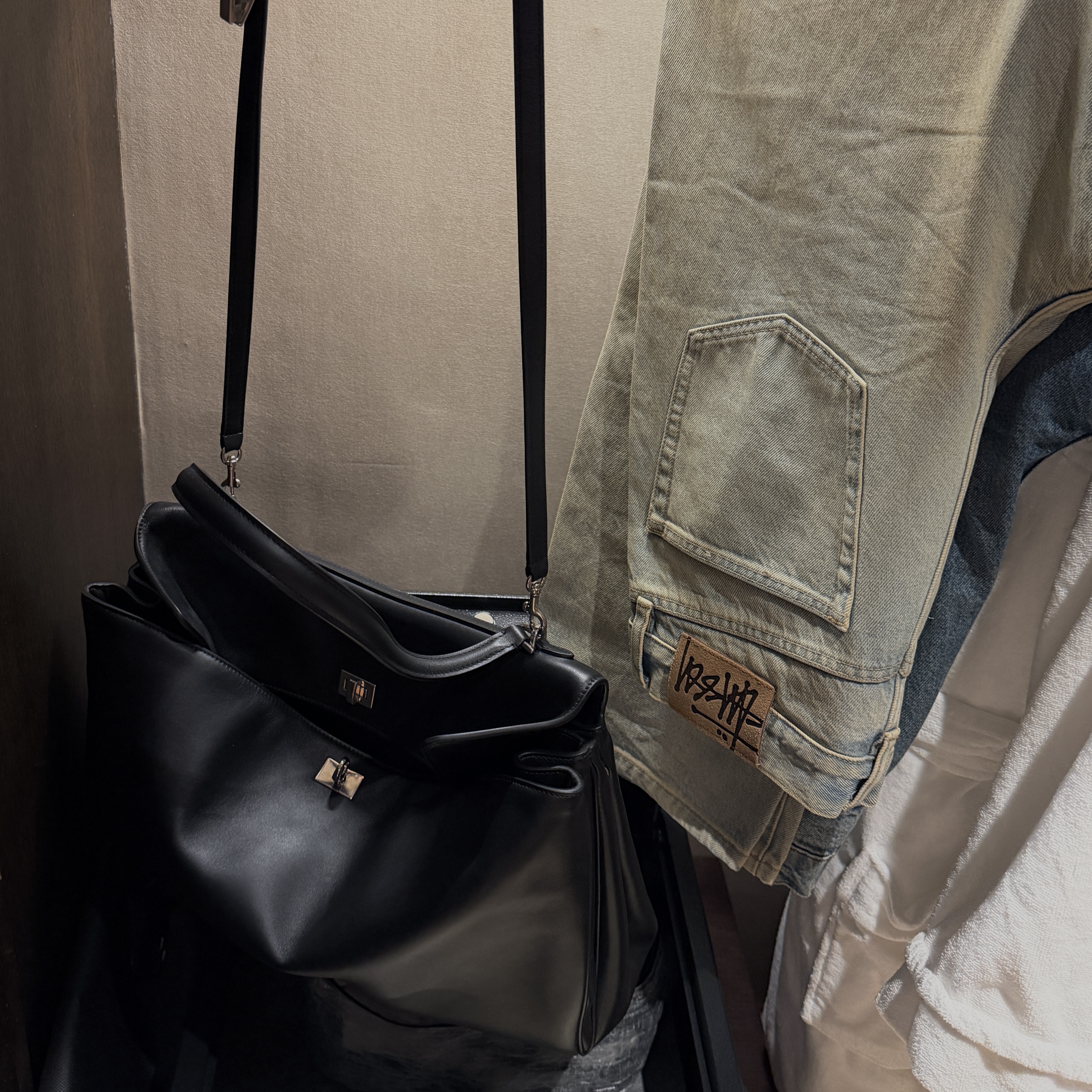 Balenciaga Rodeo Handbag Large Grained Calfskin Black, Stussy New Classic Jean Pigment Coated Denim Light Wash 착용 스타일 - 2