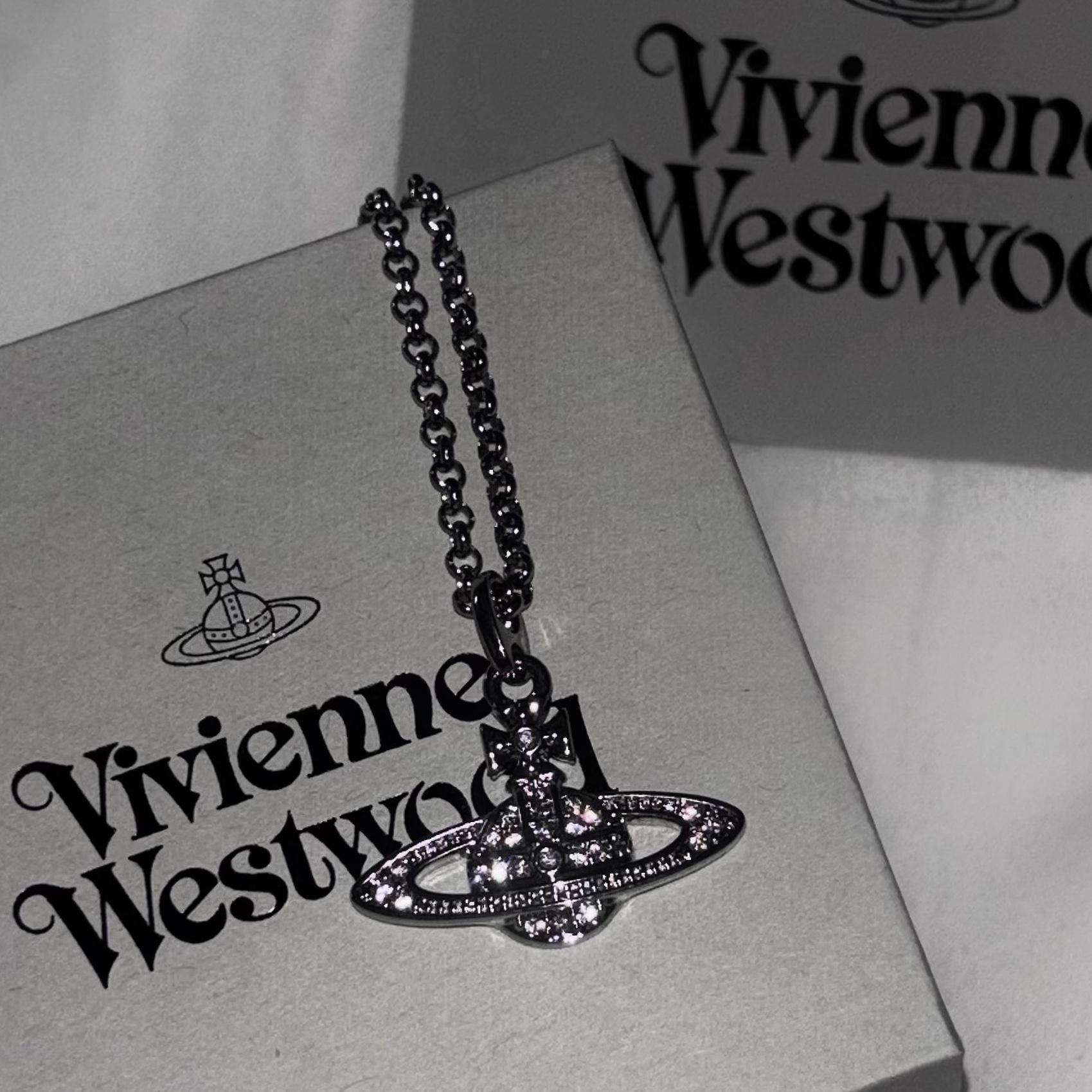 Vivienne Westwood Mini Bas Relief Pendant Silver 착용 스타일 - 2
