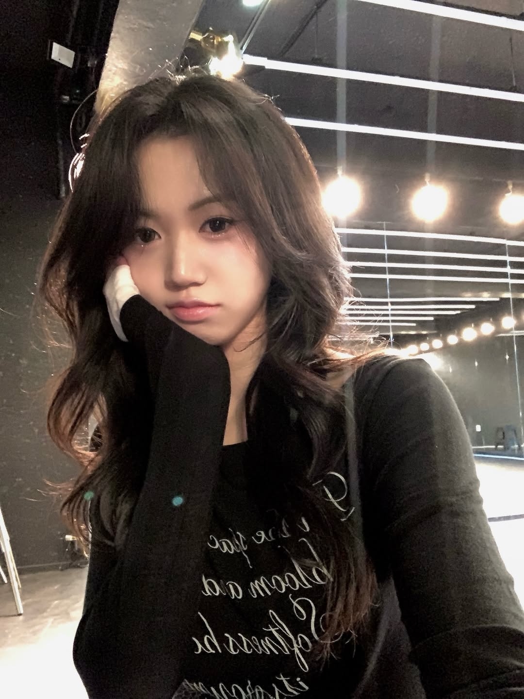 Rosefrantz Lettering Angel Long Sleeve [Black] 착용 스타일 - 2