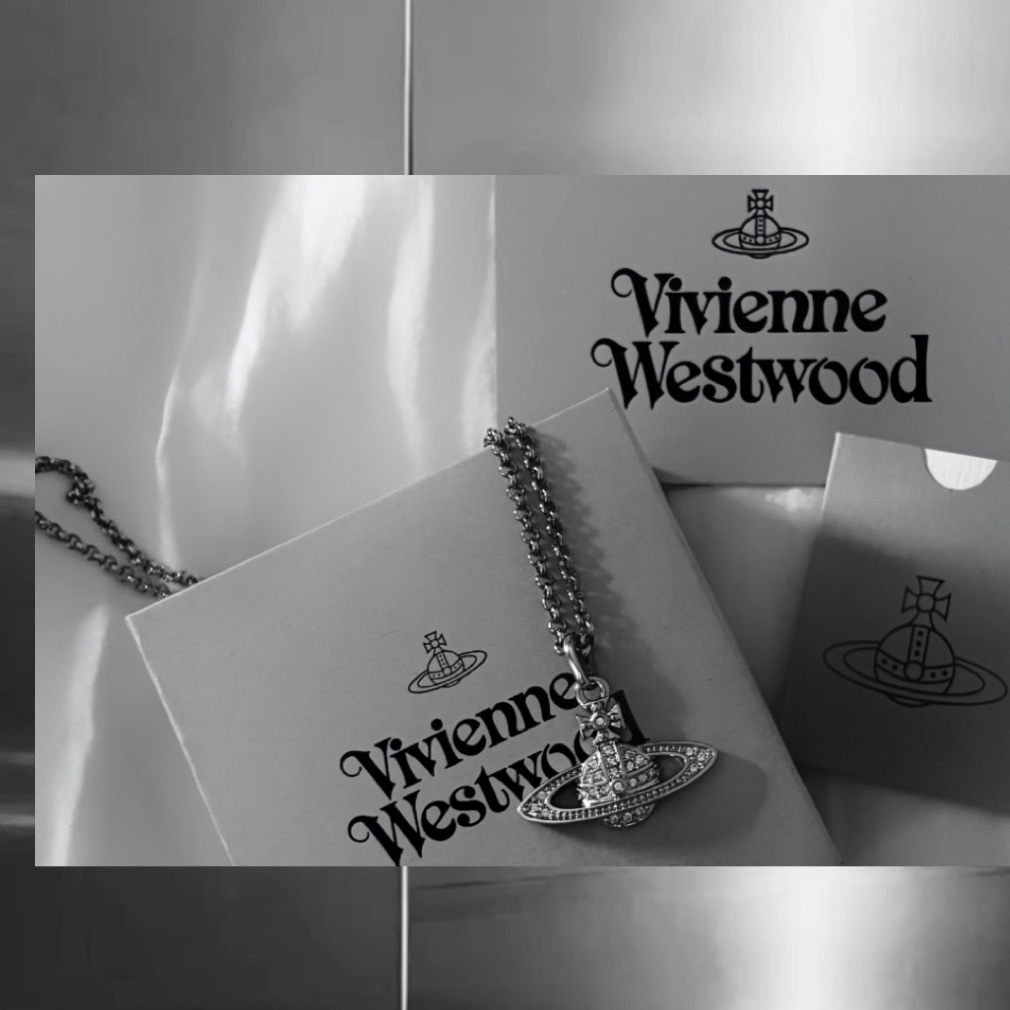 Vivienne Westwood Mini Bas Relief Pendant Silver 착용 스타일 - 1