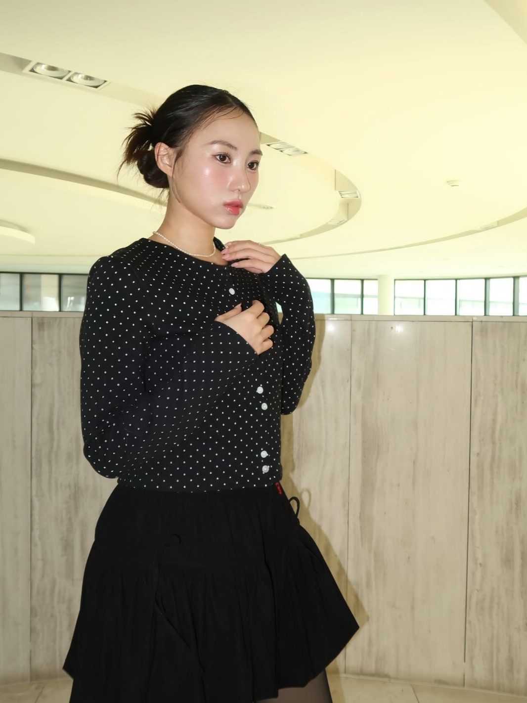 Rosefrantz Dot Button Point Cardigan [Black] 착용 스타일 - 3