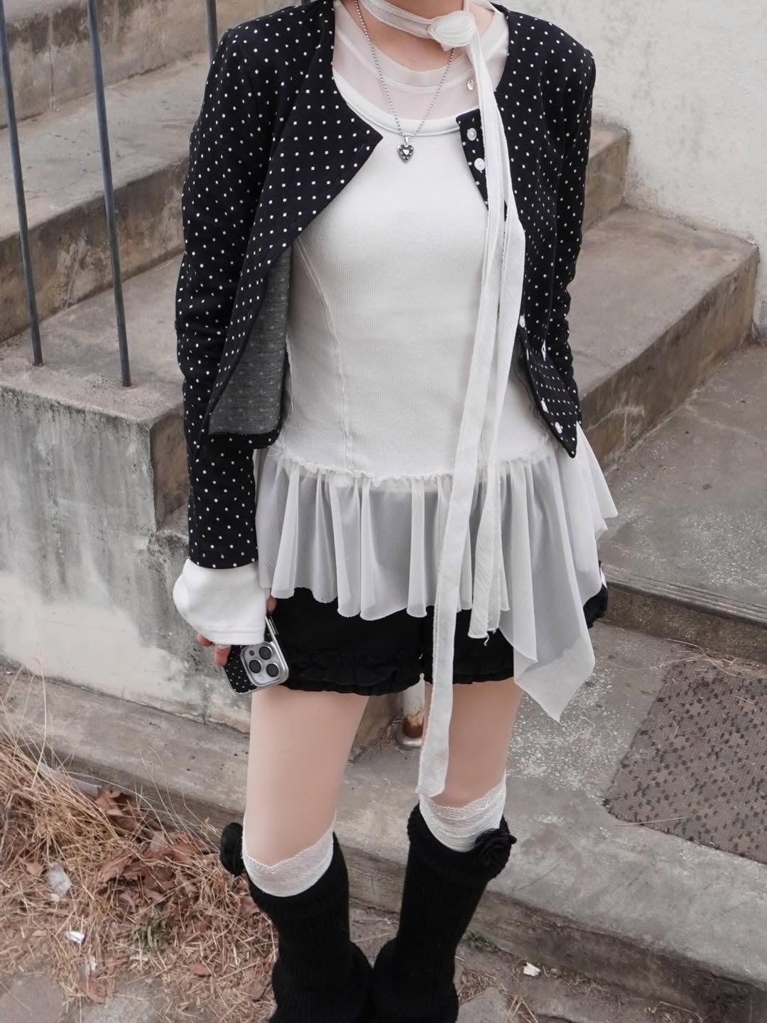Rosefrantz Dot Button Point Cardigan [Black] 착용 스타일 - 2