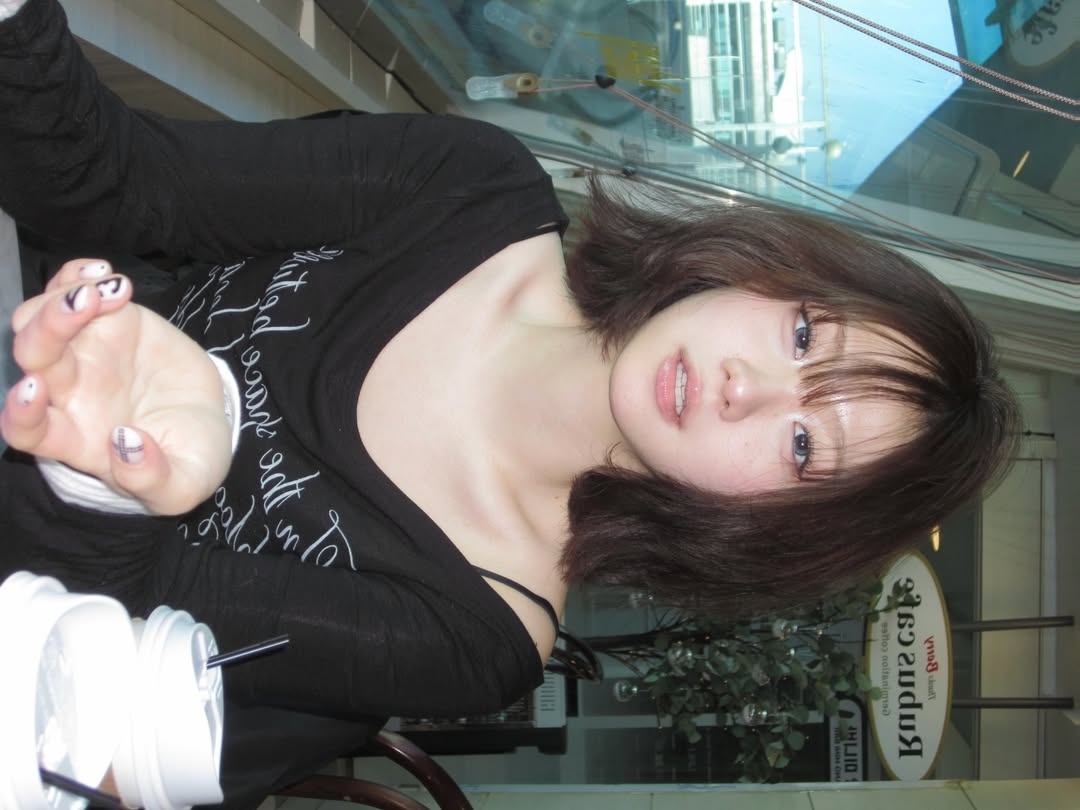 Rosefrantz Lettering Angel Long Sleeve [Black] 착용 스타일 - 4