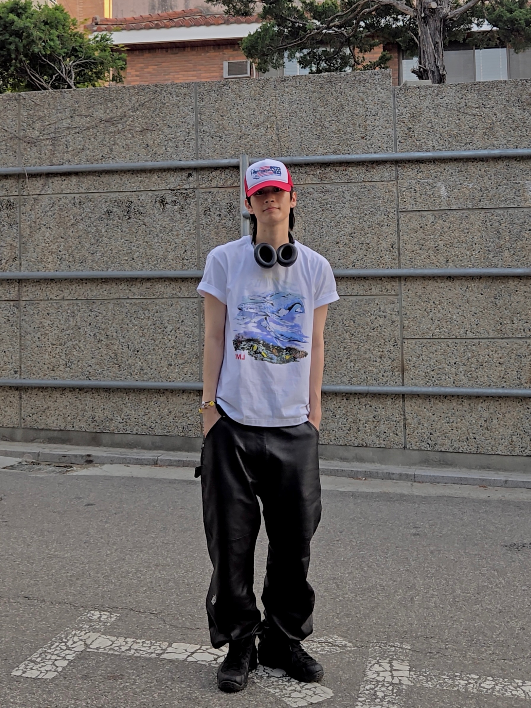 GUESS Jeans x Hysteric Glamour Baseball Hat Red Multi, Nike Air Foamposite One Black Anthracite 착용 스타일 - 3