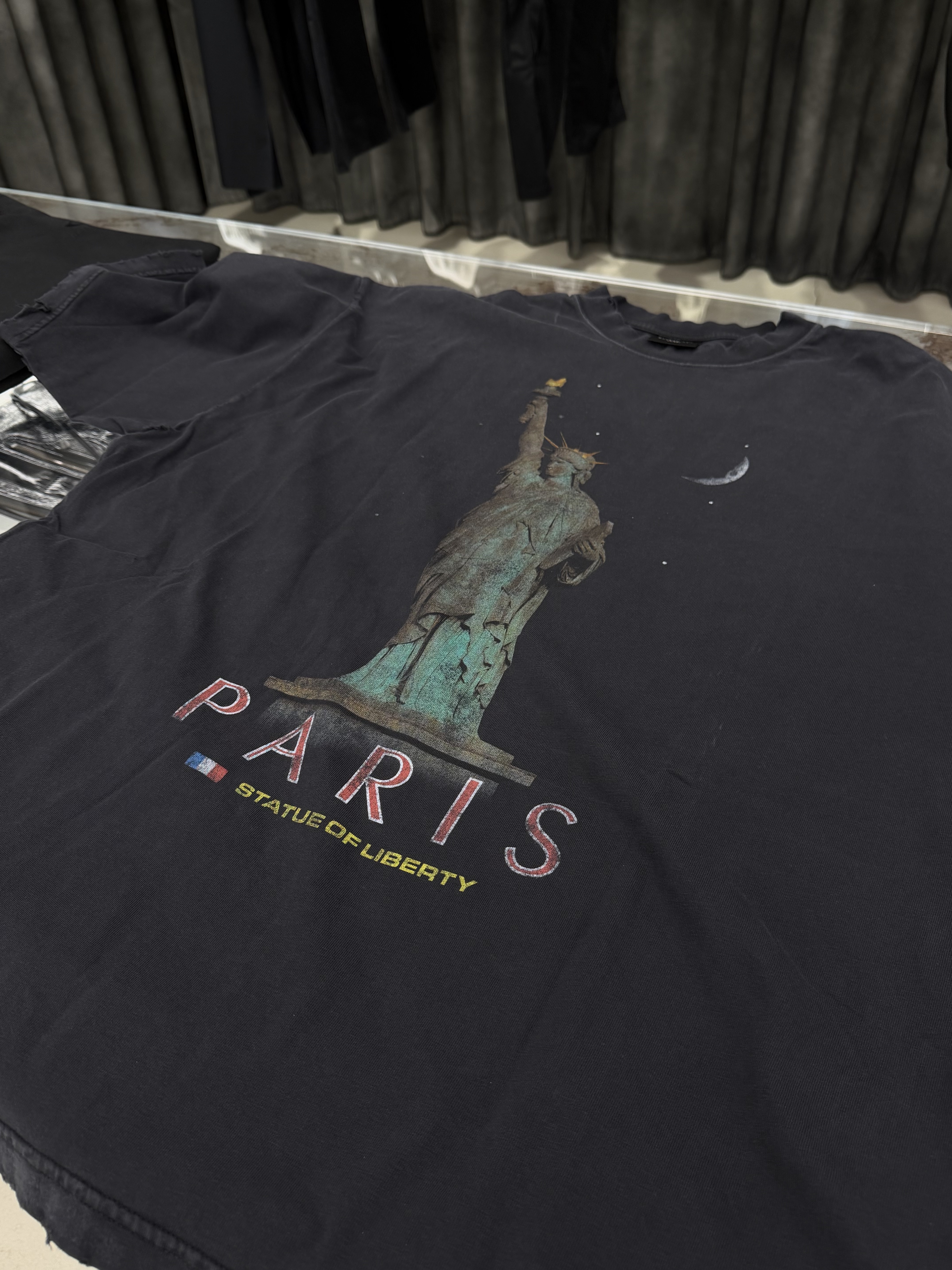 (W) Balenciaga Paris Liberty T-Shirt Dress Black, Balenciaga Paris Liberty Medium Fit T-Shirt Black 착용 스타일 - 2