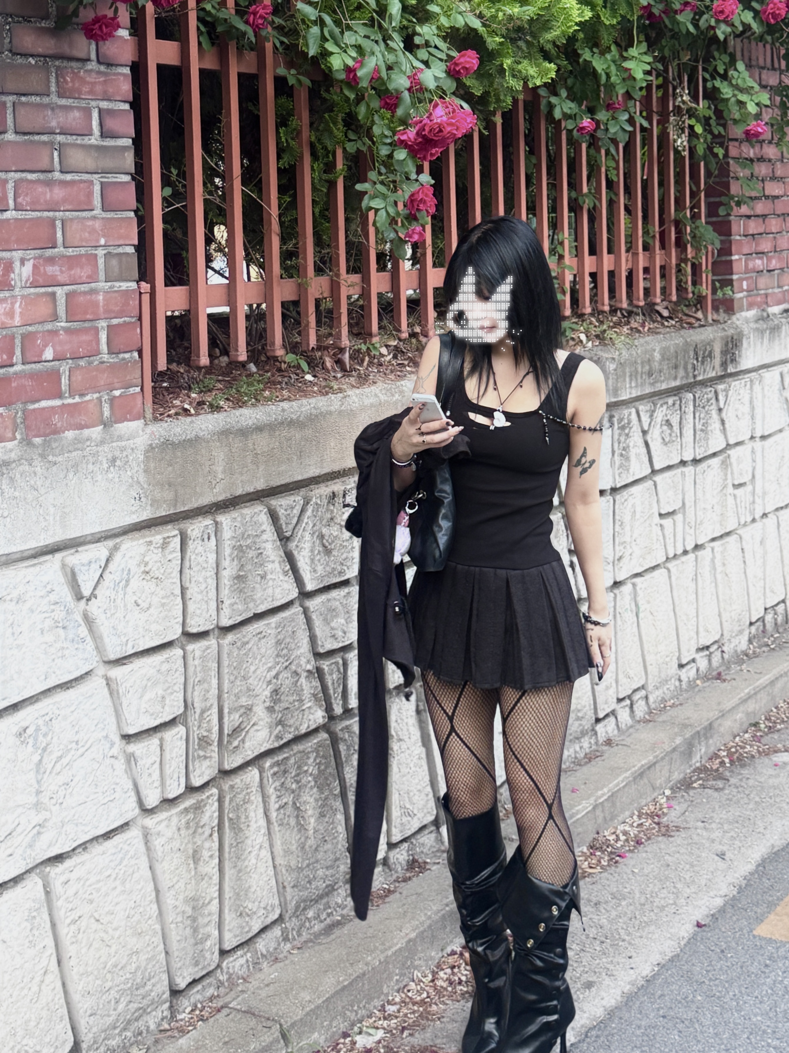 [KREAM 단독] SØAR Destroy Pleats Beads Dress Black, [KREAM 단독] SØAR Destroy Pleats Beads Dress White 착용 스타일 - 1