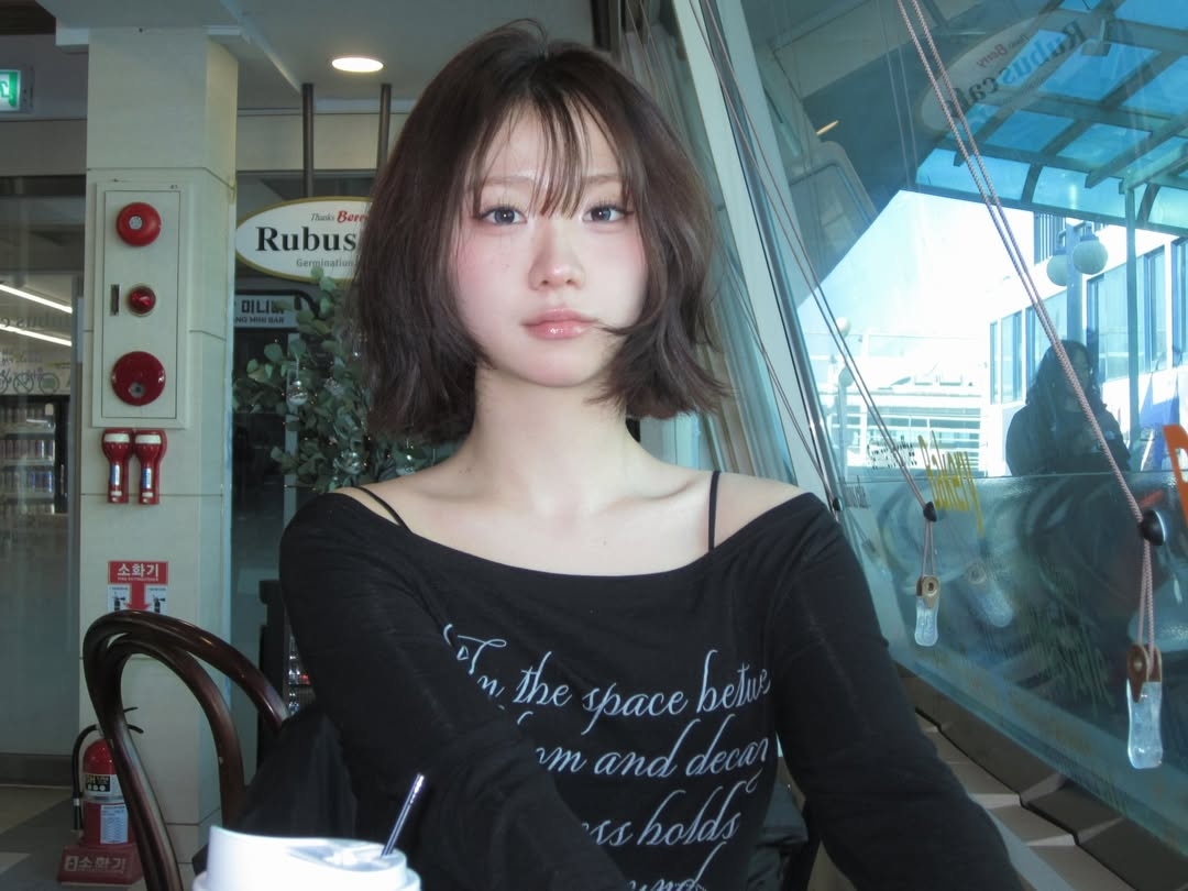 Rosefrantz Lettering Angel Long Sleeve [Black] 착용 스타일 - 2