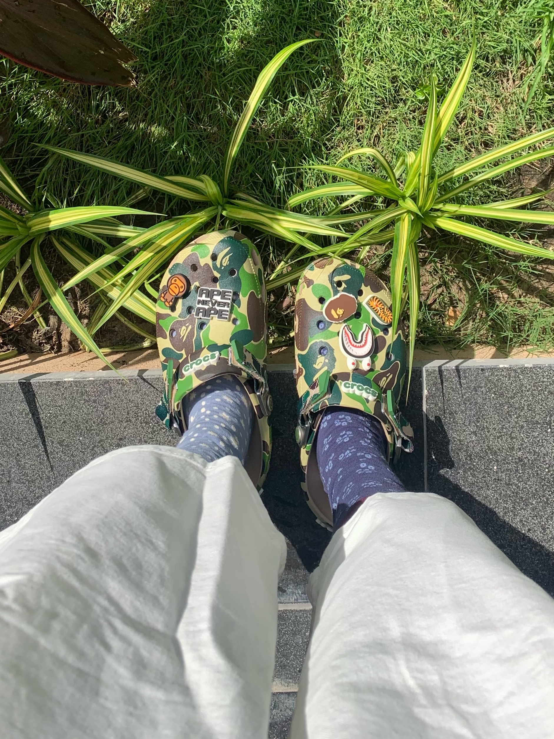 COYSEIO Dual Pattern Socks Multi, Crocs x BAPE Classic Clog Chai 착용 스타일