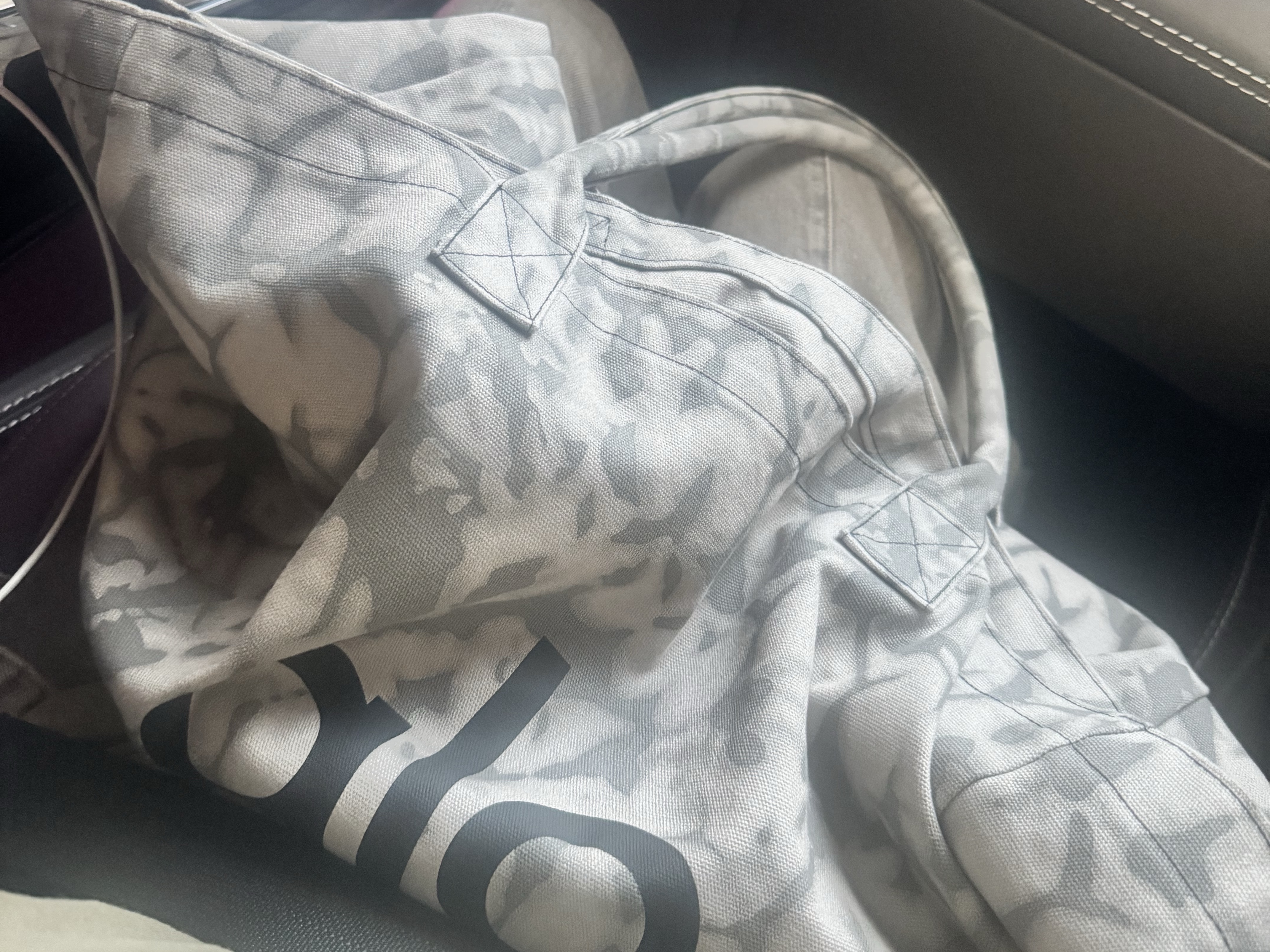 Alo Yoga Iconic Shopper Tote Bag Grey Tiedye, Sculptor Sweet Kitty Tank Top Acid Pink 착용 스타일 - 4