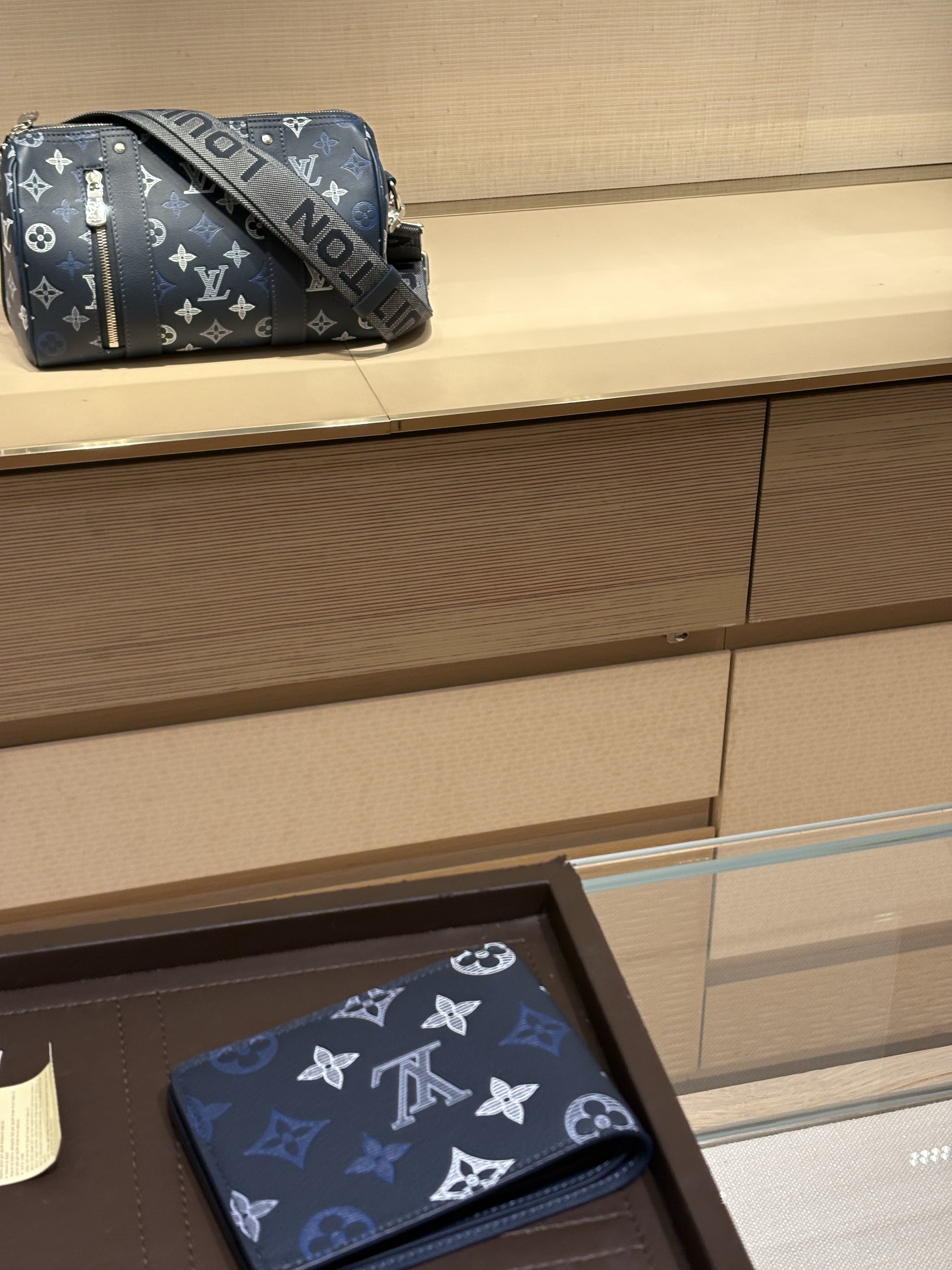 Louis Vuitton Multiple Wallet Navy Blue 착용 스타일 - 1