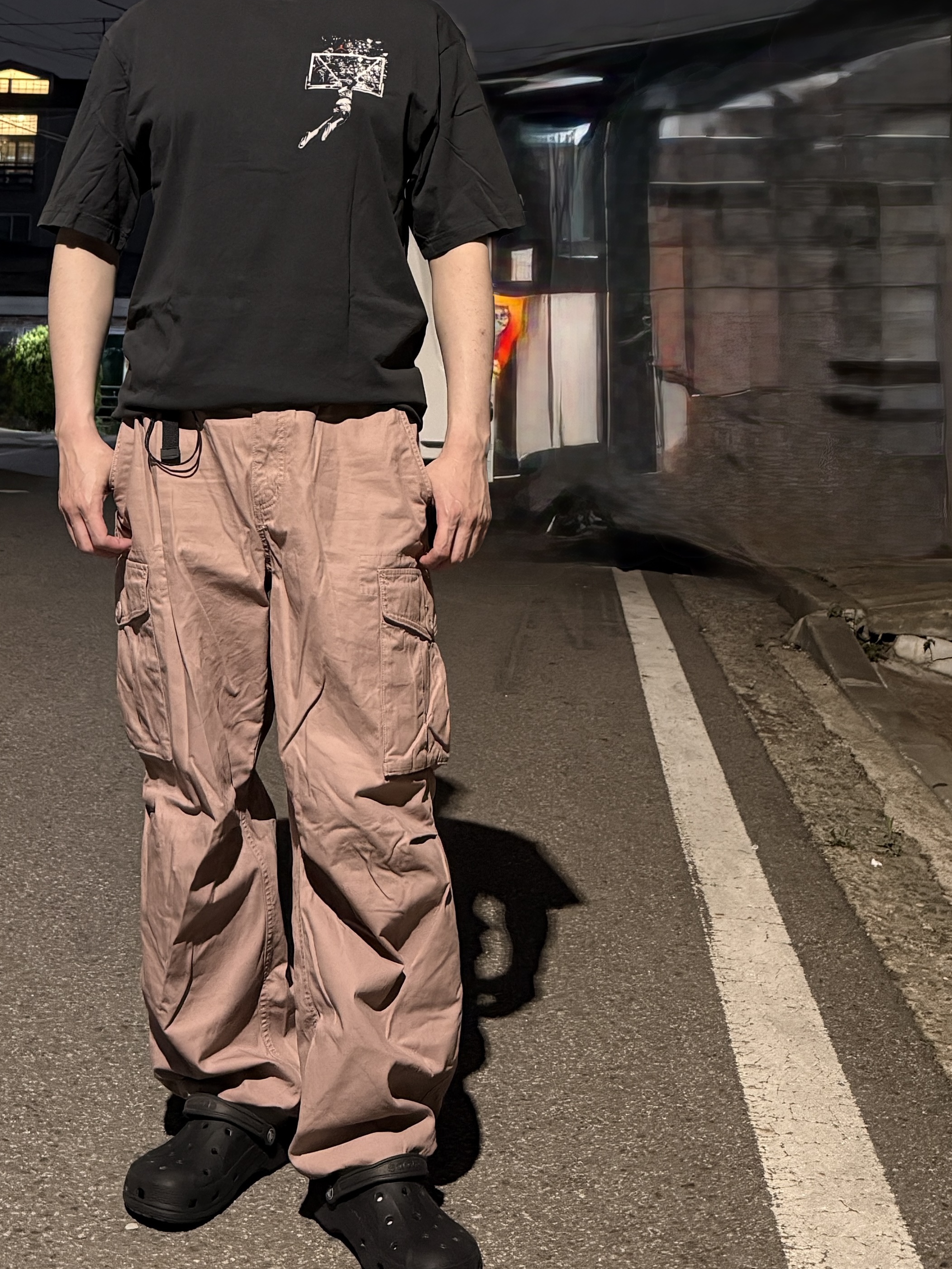 Jordan Brooklyn Oversized Graphic T-Shirt Off Noir Sail (IB3297-045), Crocs Classic Clog Black 착용 스타일
