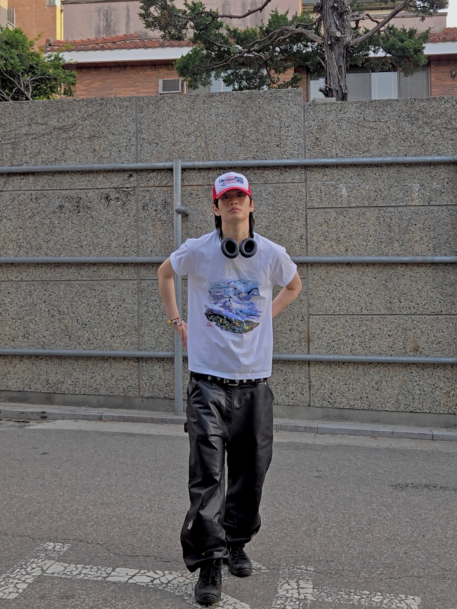 GUESS Jeans x Hysteric Glamour Baseball Hat Red Multi, Nike Air Foamposite One Black Anthracite 착용 스타일 - 4