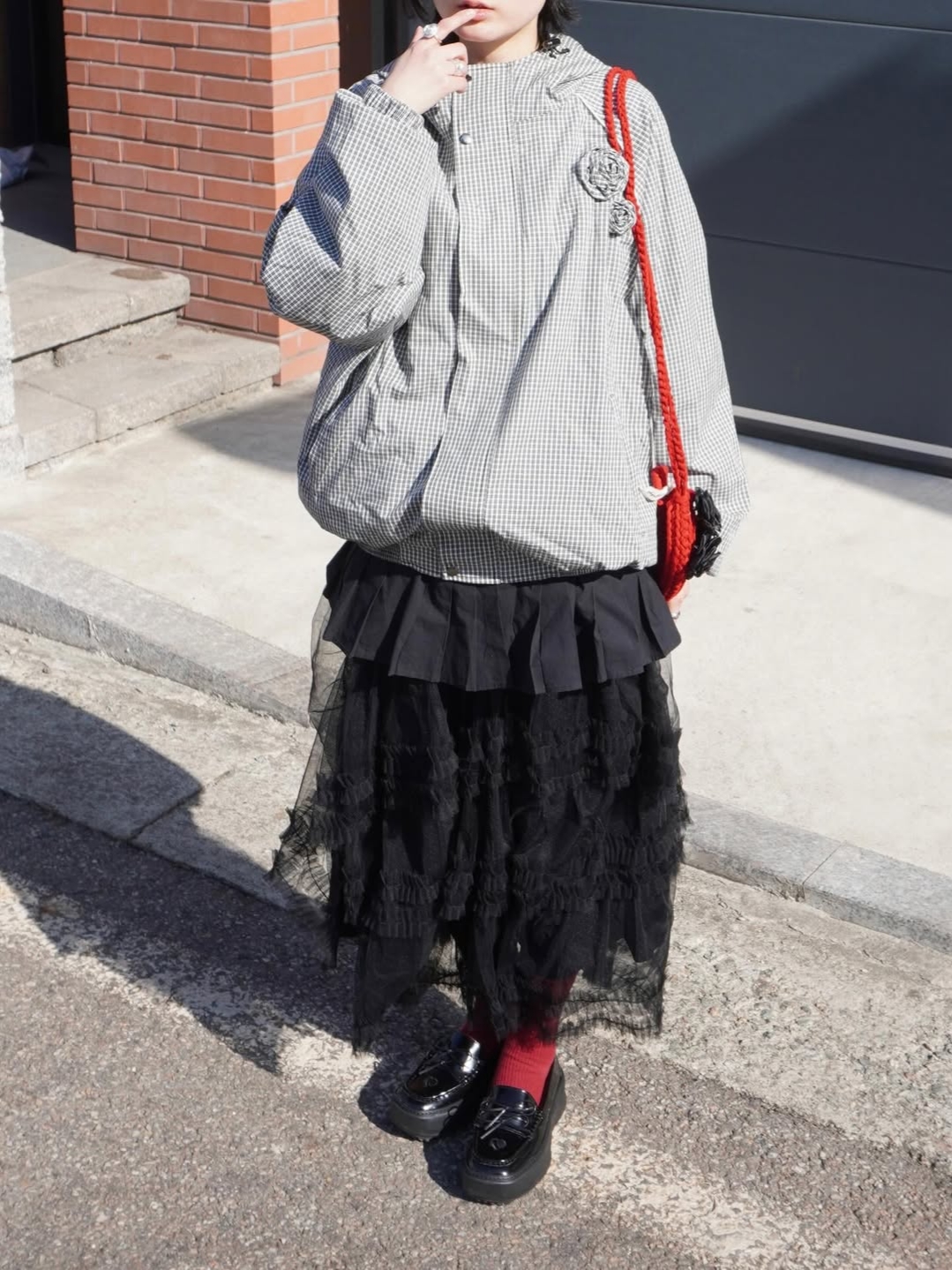 Rosefrantz Rose Corsage Check Windbreaker [Black] 착용 스타일 - 4