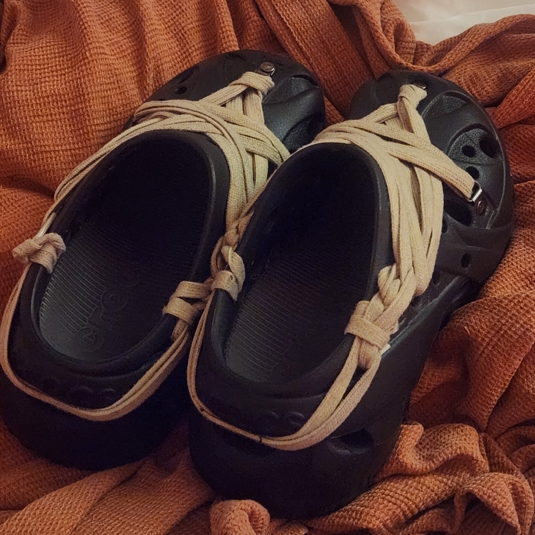 (W) Crocs Caged Clog Black 착용 스타일 - 3