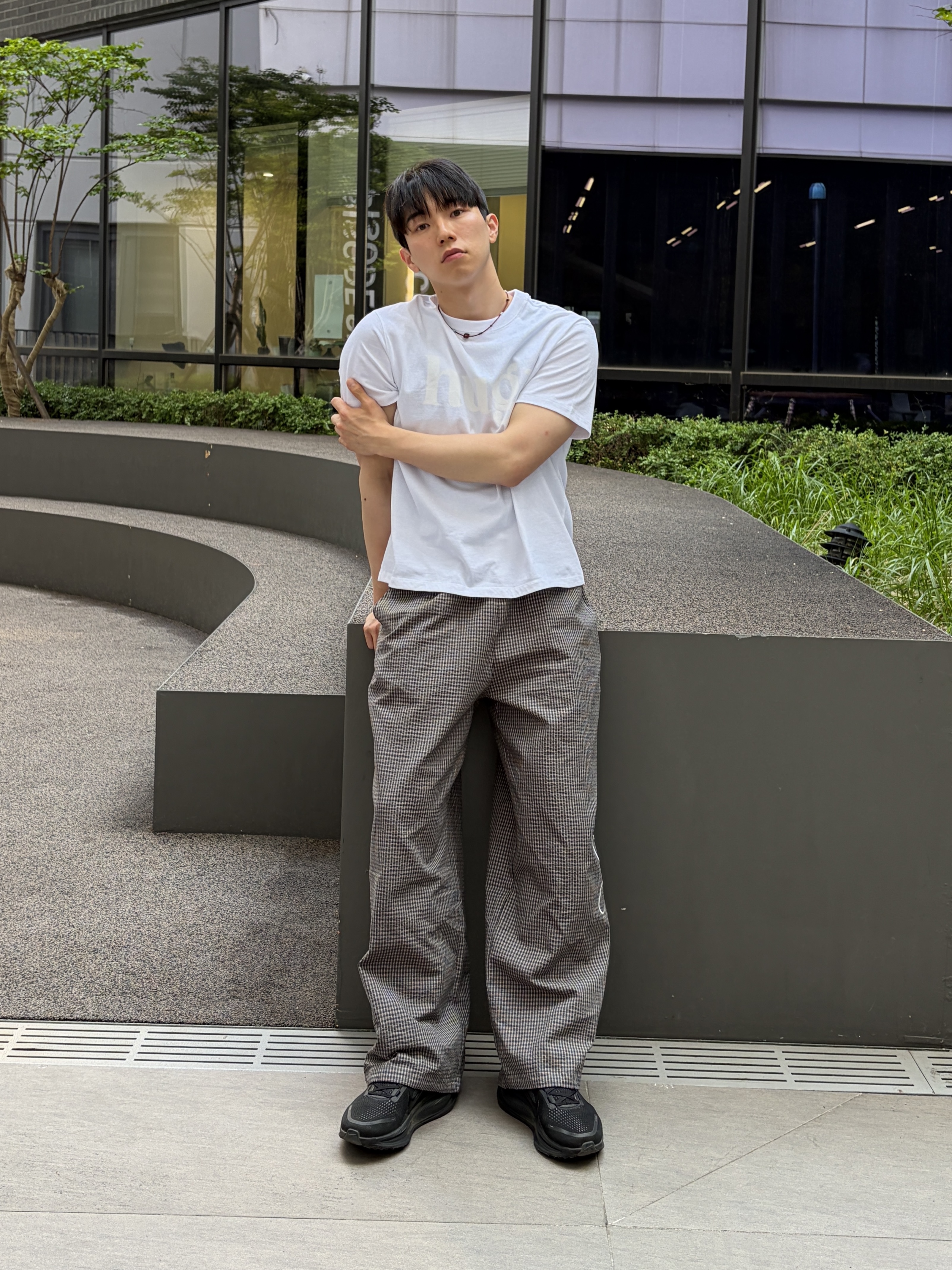 Riomeu Hug Rio Short Sleeve T-shirt Ivory, Riomeu Signature Wide Check Pants Charcoal 착용 스타일 - 2