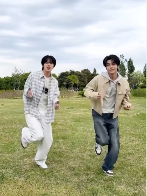 Undermycar MU.138 Circle Logo Basic Long Sleeve Check Shirts Light Gray 착용 스타일 - 4